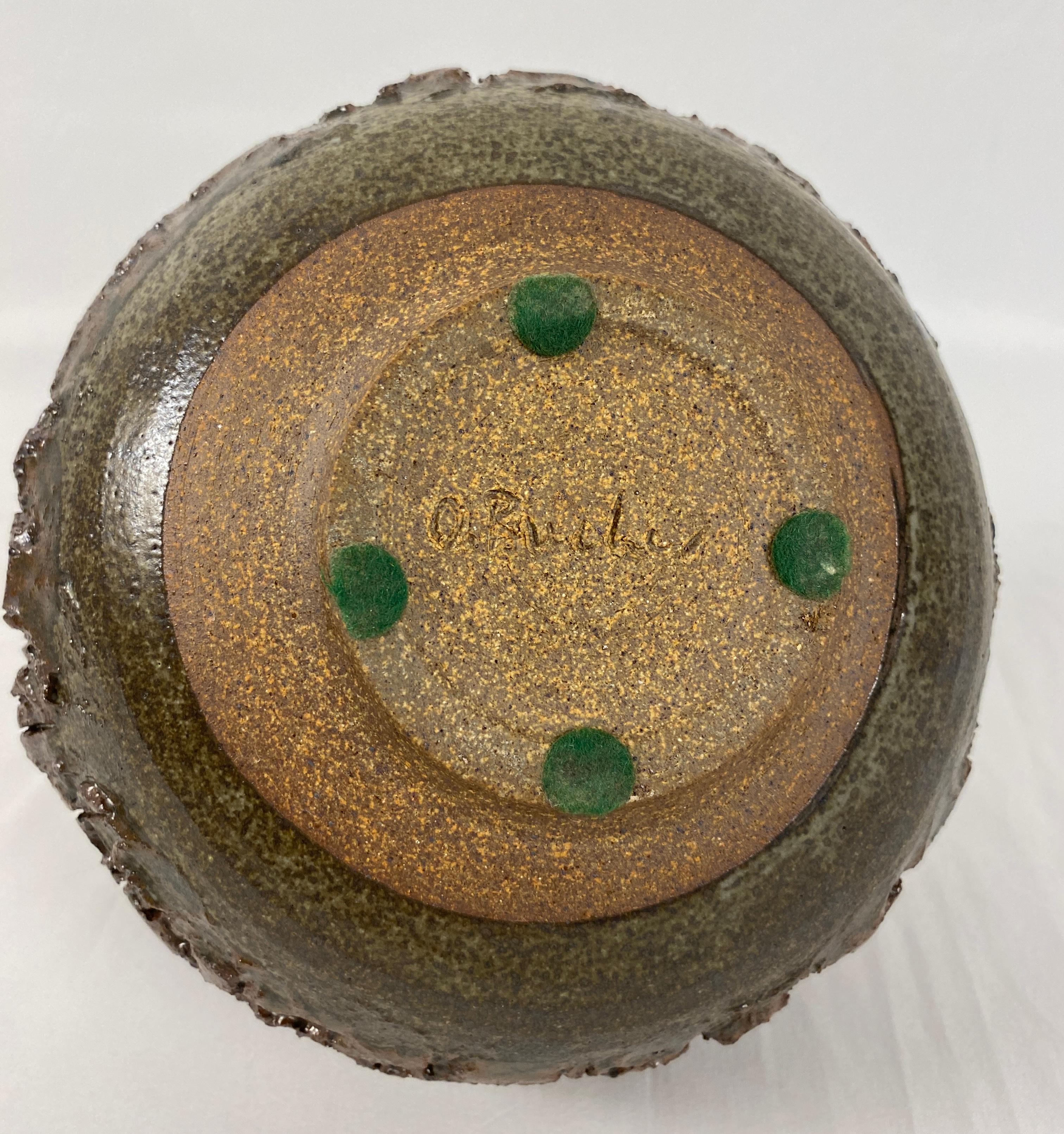 Vase en céramique du milieu du siècle Art Brut, 
Objet décoratif en forme de lave grasse

Pièce unique, fabriquée à la main selon des techniques similaires à celles des poteries fabriquées à Vallauris, en France. 
Signé (artiste inconnu). 

Très bon