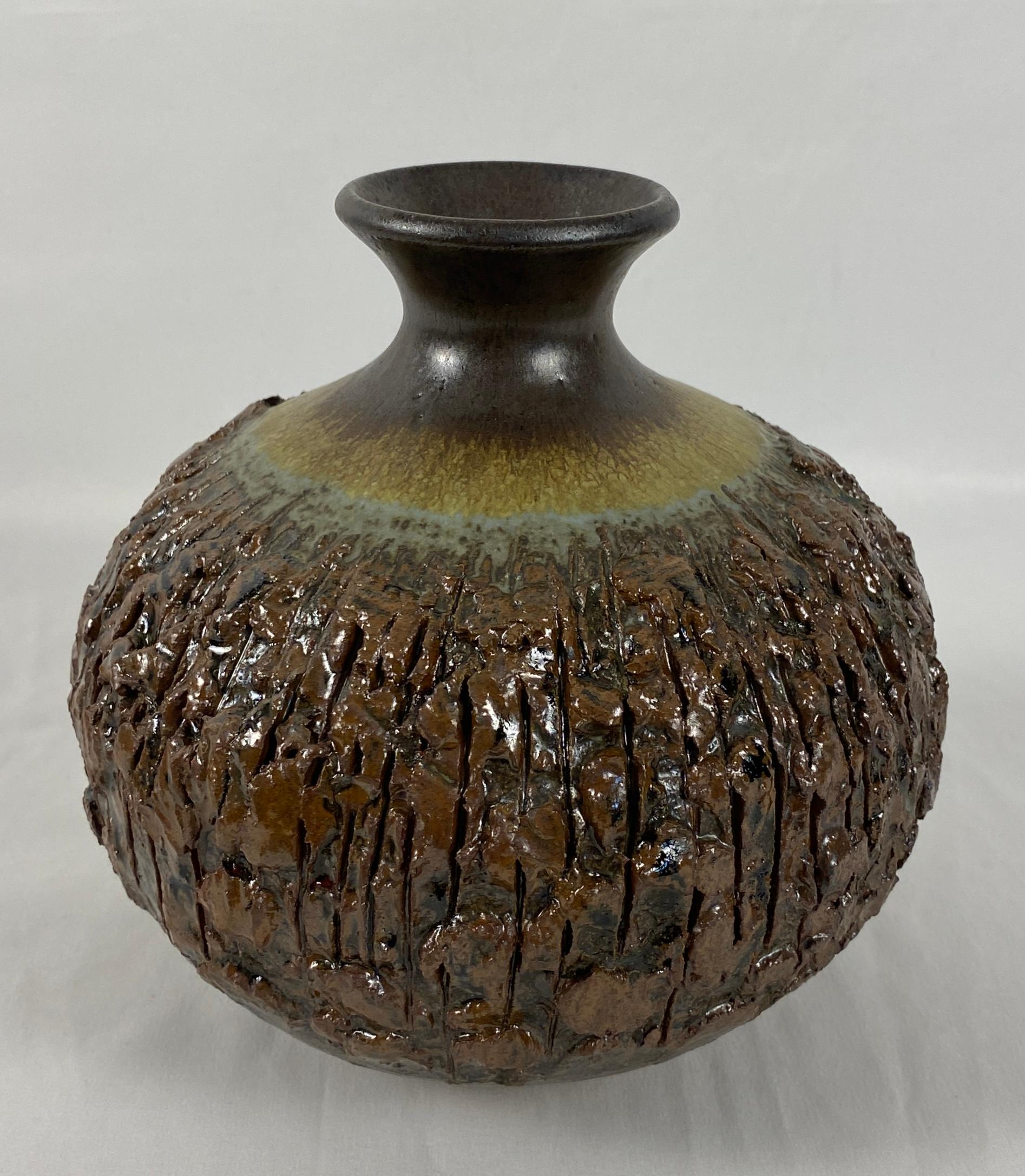 Vase français Art Brut, style lave grasse du milieu du siècle dernier Bon état - En vente à Miami, FL