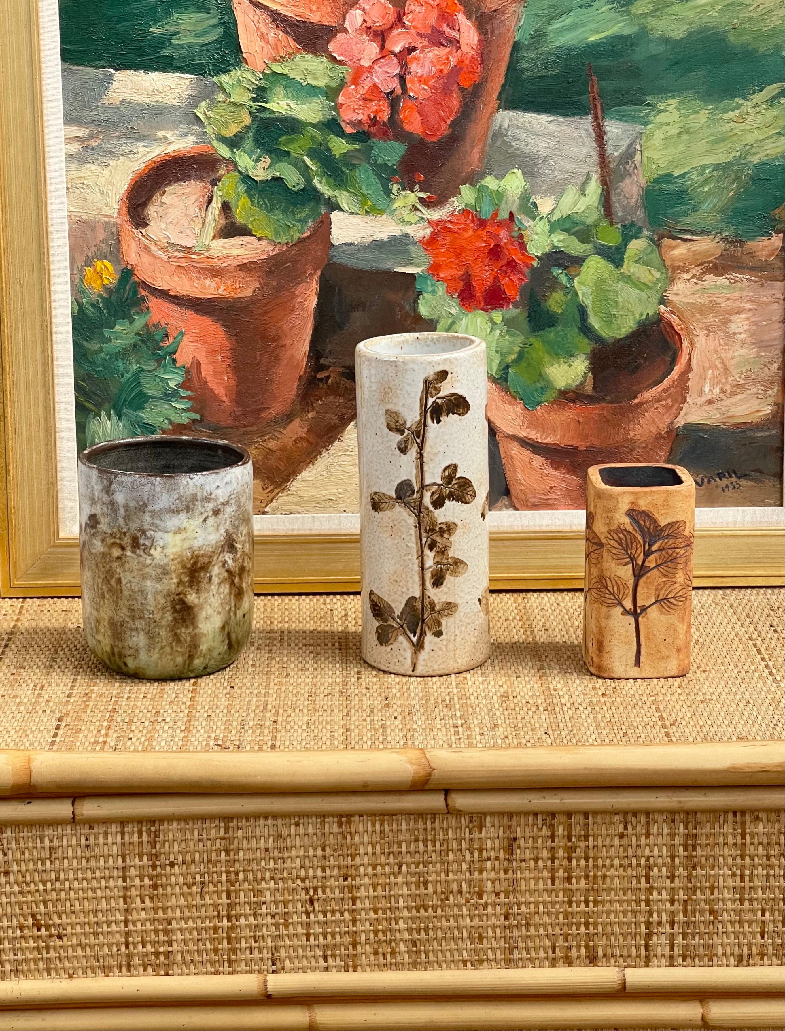 Französische Keramikvase aus der Mitte des Jahrhunderts von Alexandre Kostanda (ca. 1960er Jahre) (Moderne der Mitte des Jahrhunderts) im Angebot