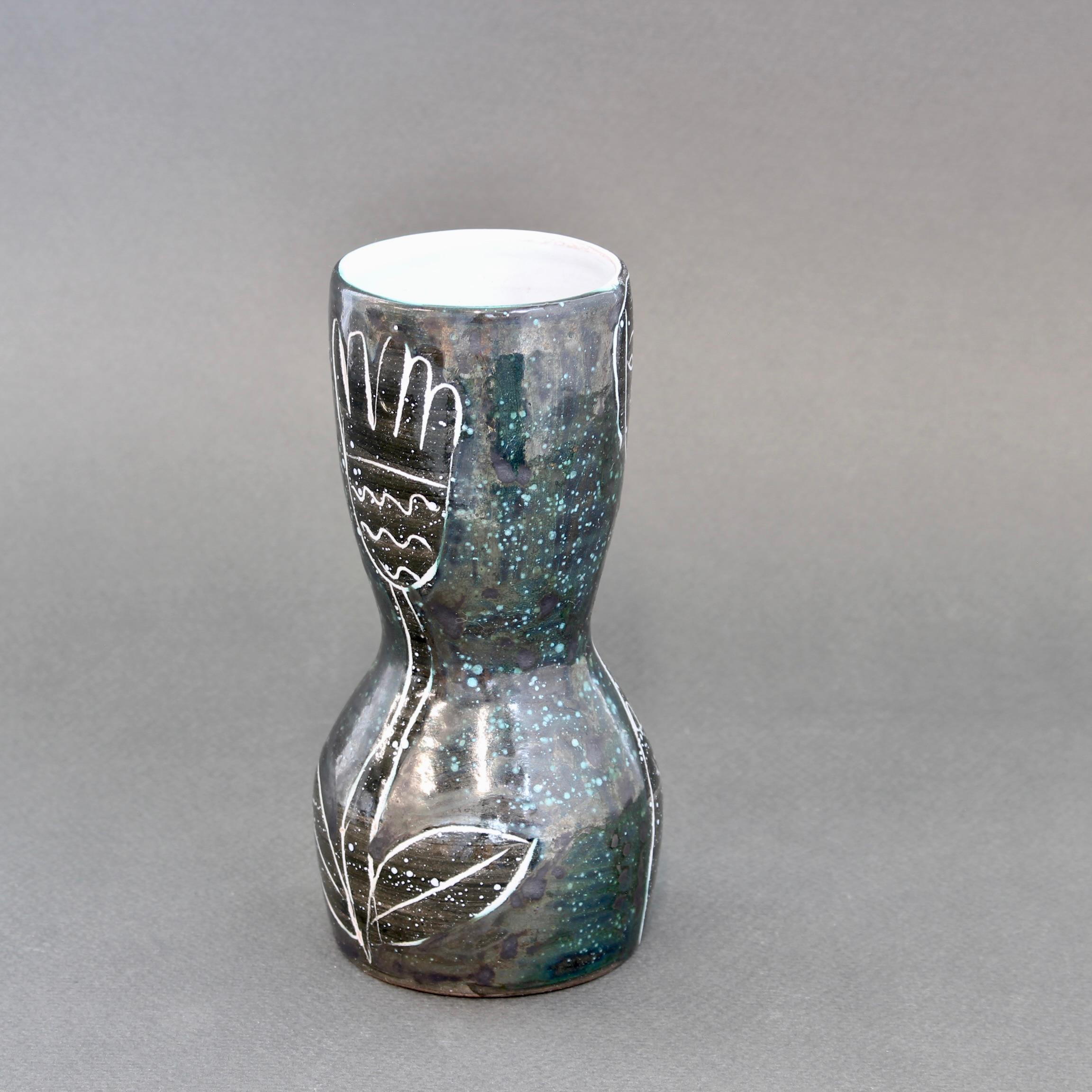 Französische Vintage-Keramikvase von Atelier du Grand Chêne (ca. 1950er Jahre). Auf der einen Seite ist eine Frau abgebildet, deren Körper sich der Kontur der Figur anpasst, auf der anderen Seite eine Tulpe, deren langer Stiel den Hals der Frau