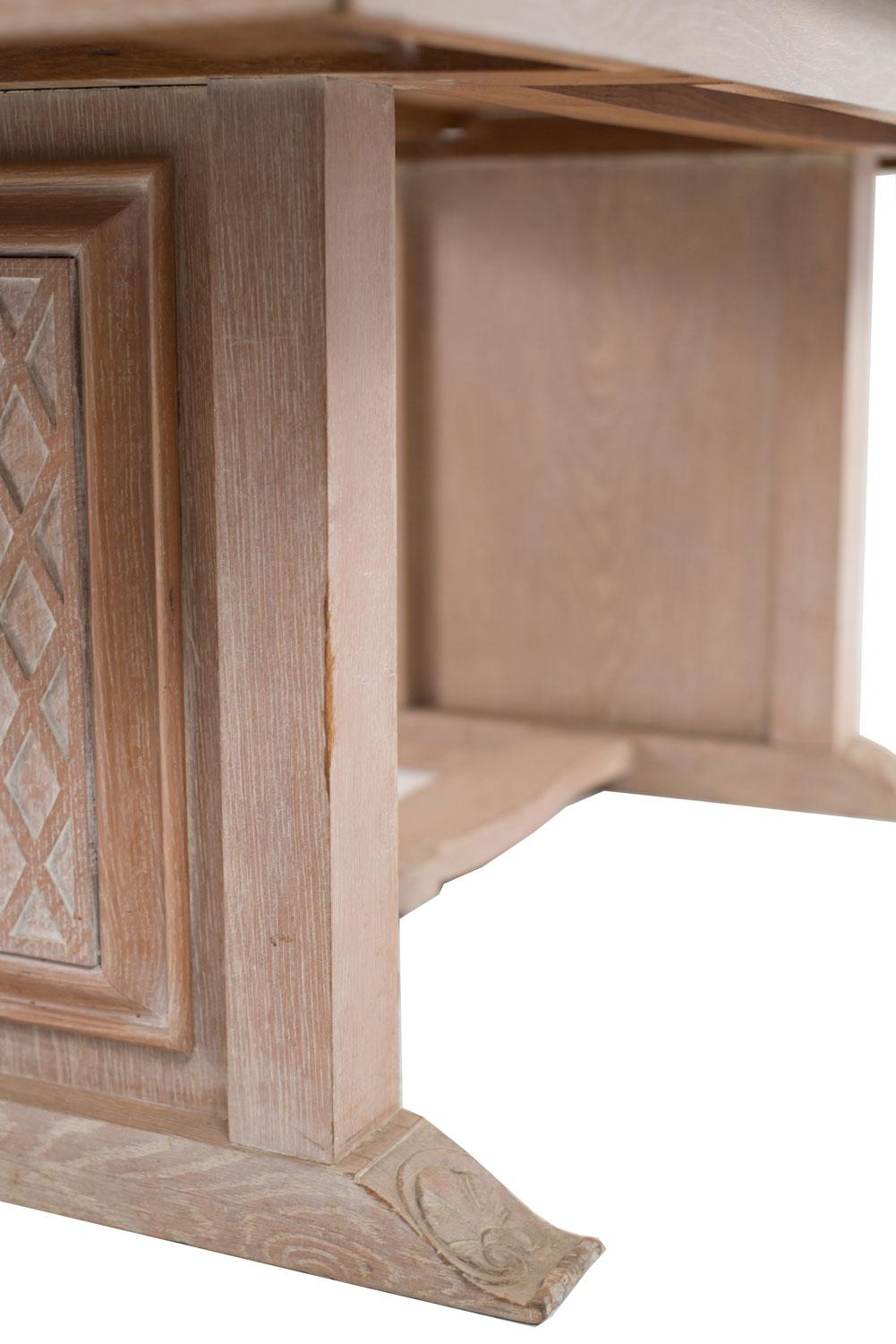 20ième siècle French Mid-Century Cerused Oak Dining Table en vente