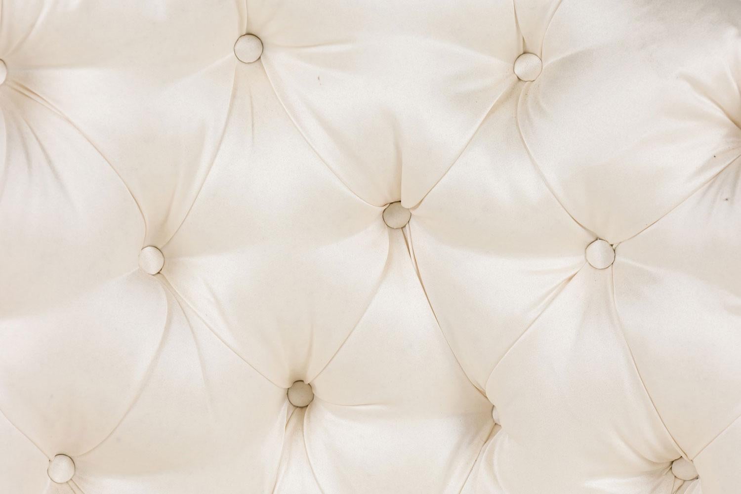 Chaise Champaigne en satin touffeté du milieu du siècle dernier en vente 3