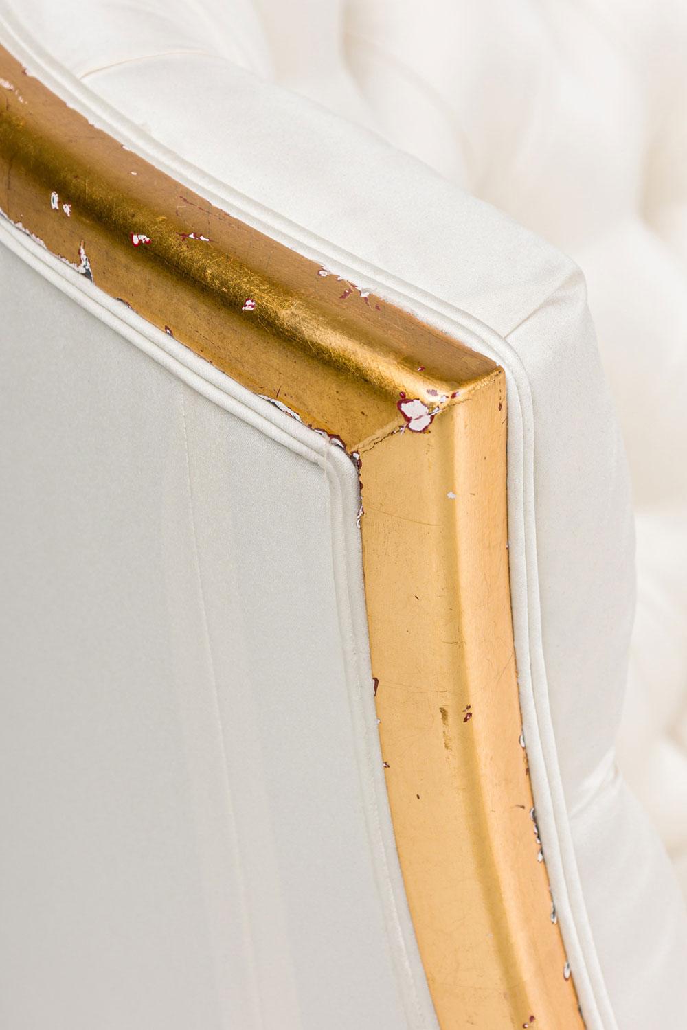 Chaise Champaigne en satin touffeté du milieu du siècle dernier en vente 4