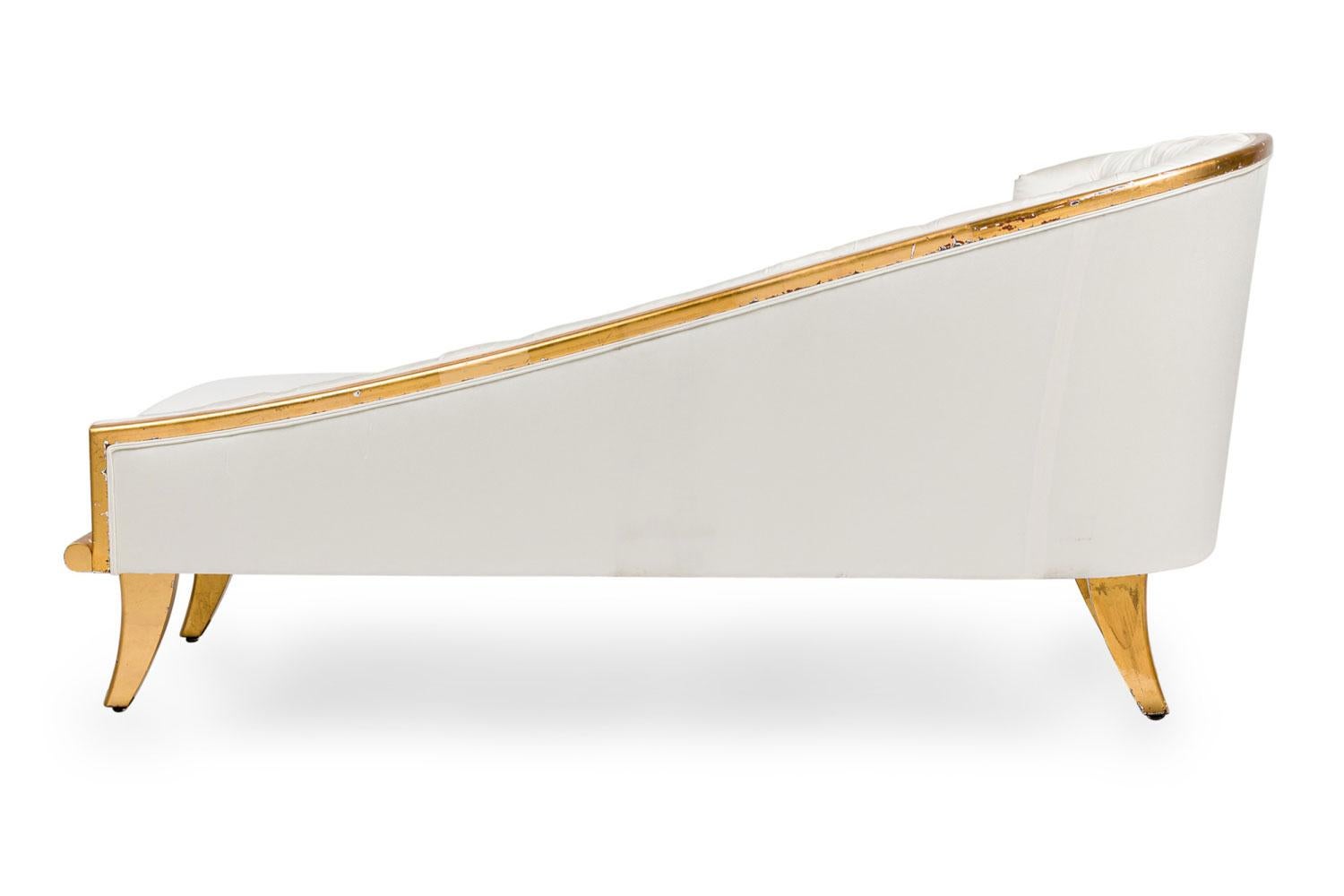 Doré Chaise Champaigne en satin touffeté du milieu du siècle dernier en vente