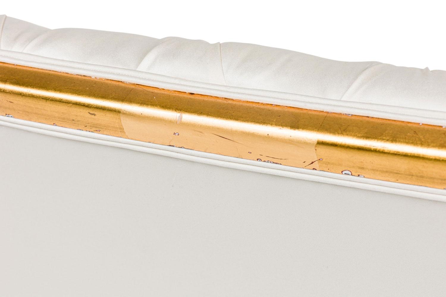 Bois doré Chaise Champaigne en satin touffeté du milieu du siècle dernier en vente