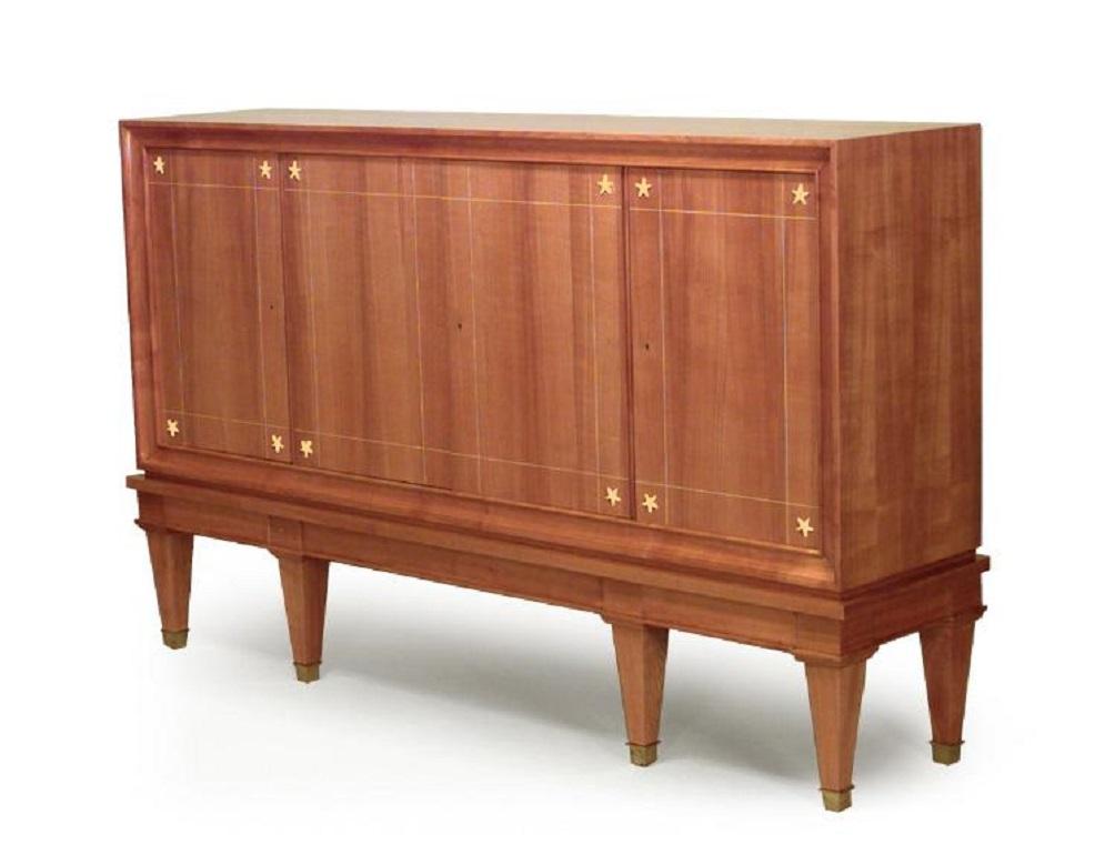 Francese Credenza alta francese in ciliegio della metà del secolo scorso in vendita