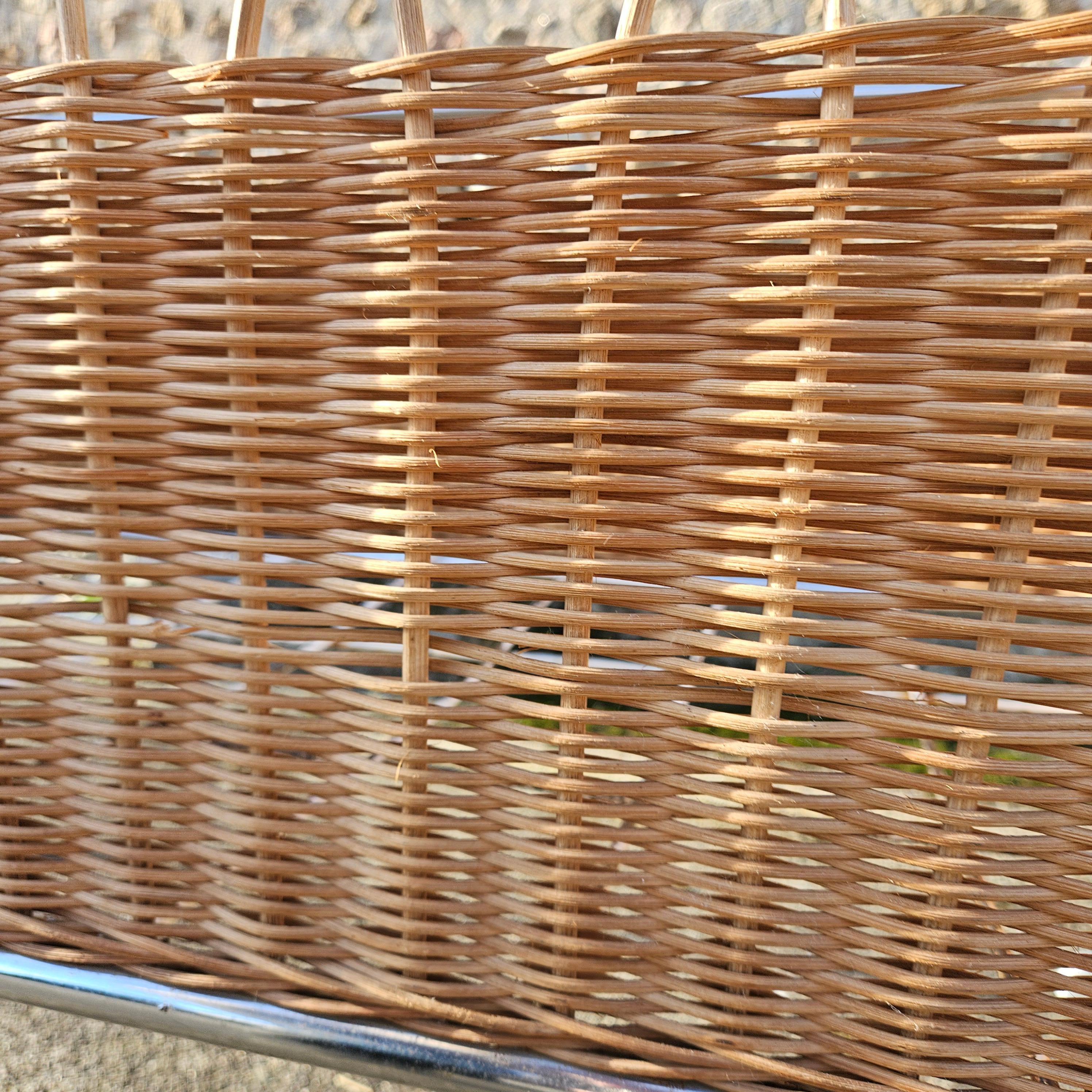 French Mid-Century Childrens Bed /- Vintage mobile Cot in Rattan and Chrome-60s For Sale 4