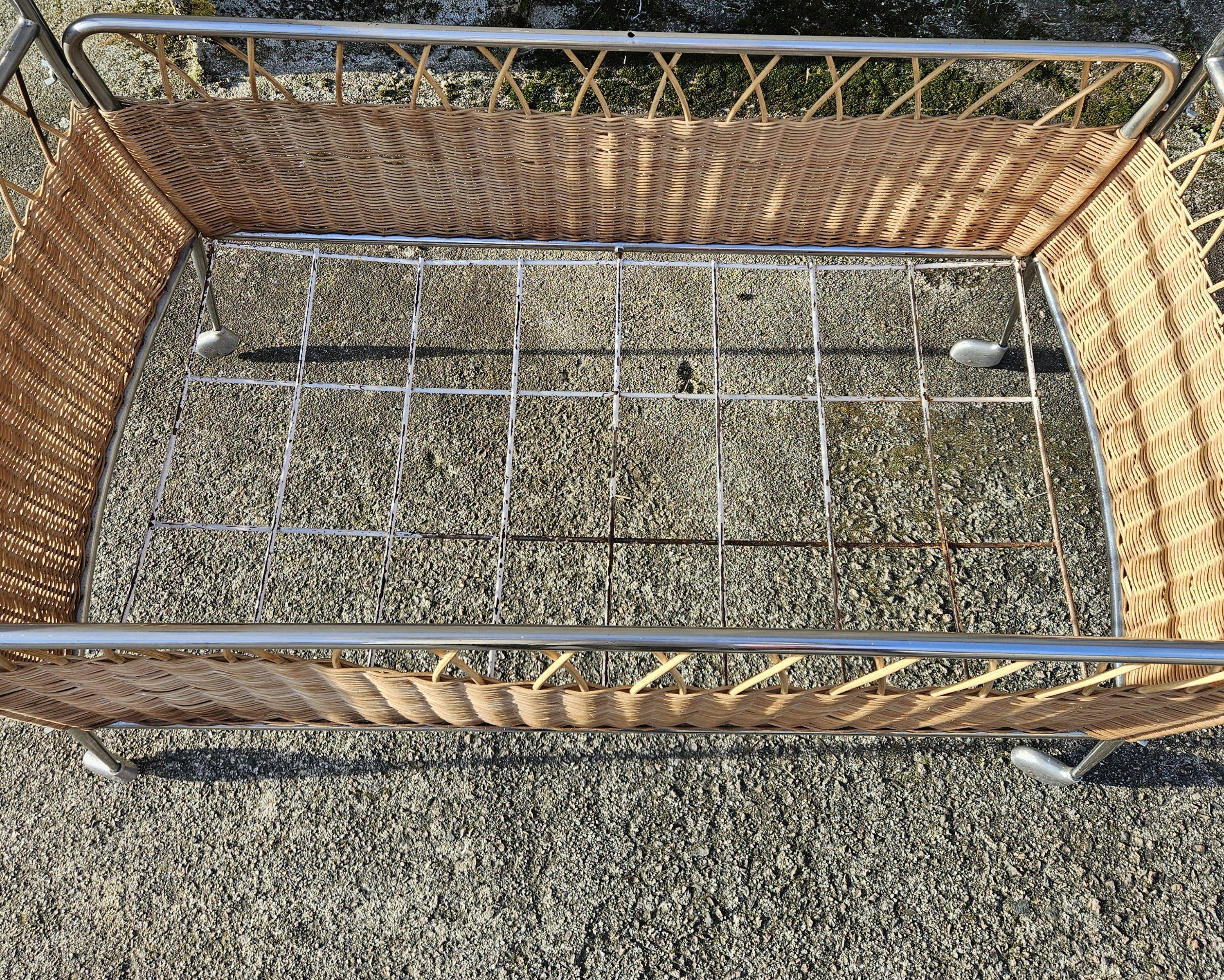 French Mid-Century Childrens Bed /- Vintage mobile Cot in Rattan and Chrome-60s For Sale 5