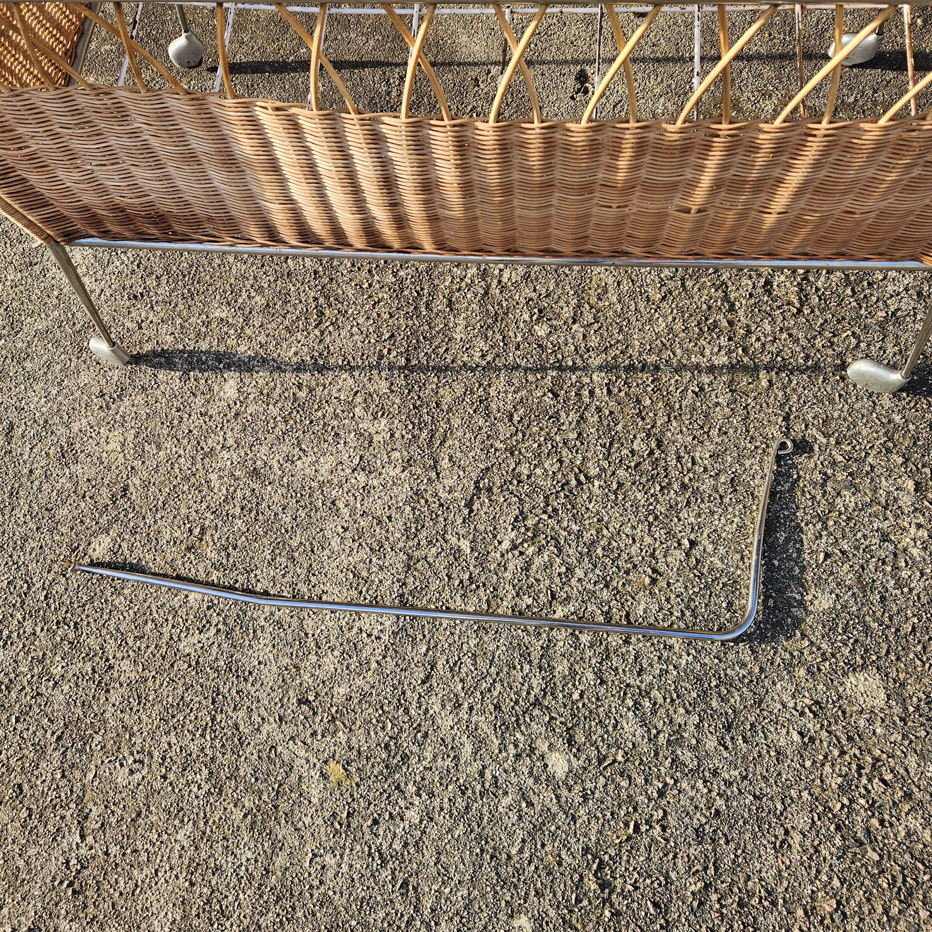 French Mid-Century Childrens Bed /- Vintage mobile Cot in Rattan and Chrome-60s For Sale 6