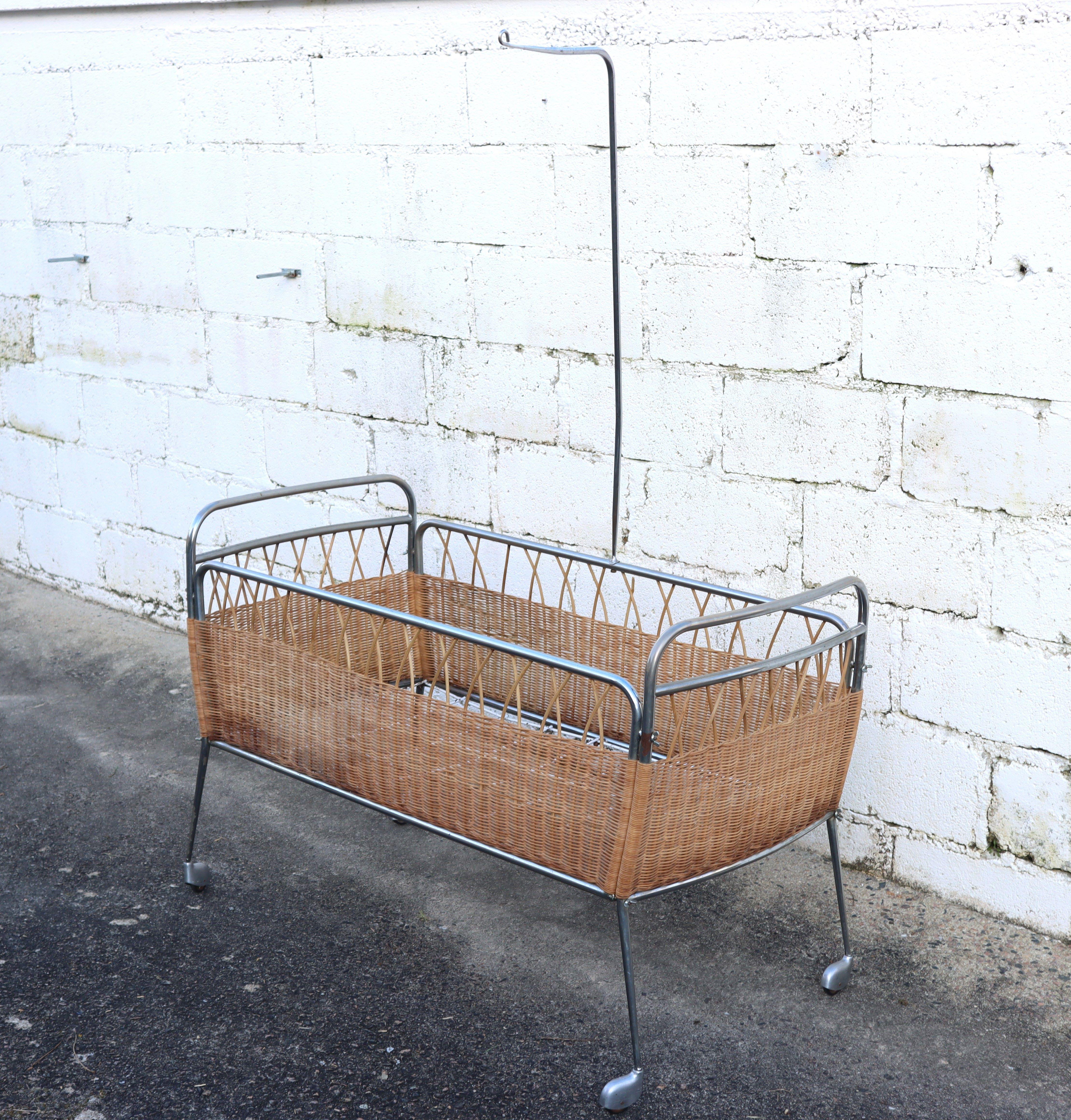 French Mid-Century Childrens Bed /- Vintage mobile Cot in Rattan and Chrome-60s For Sale 7