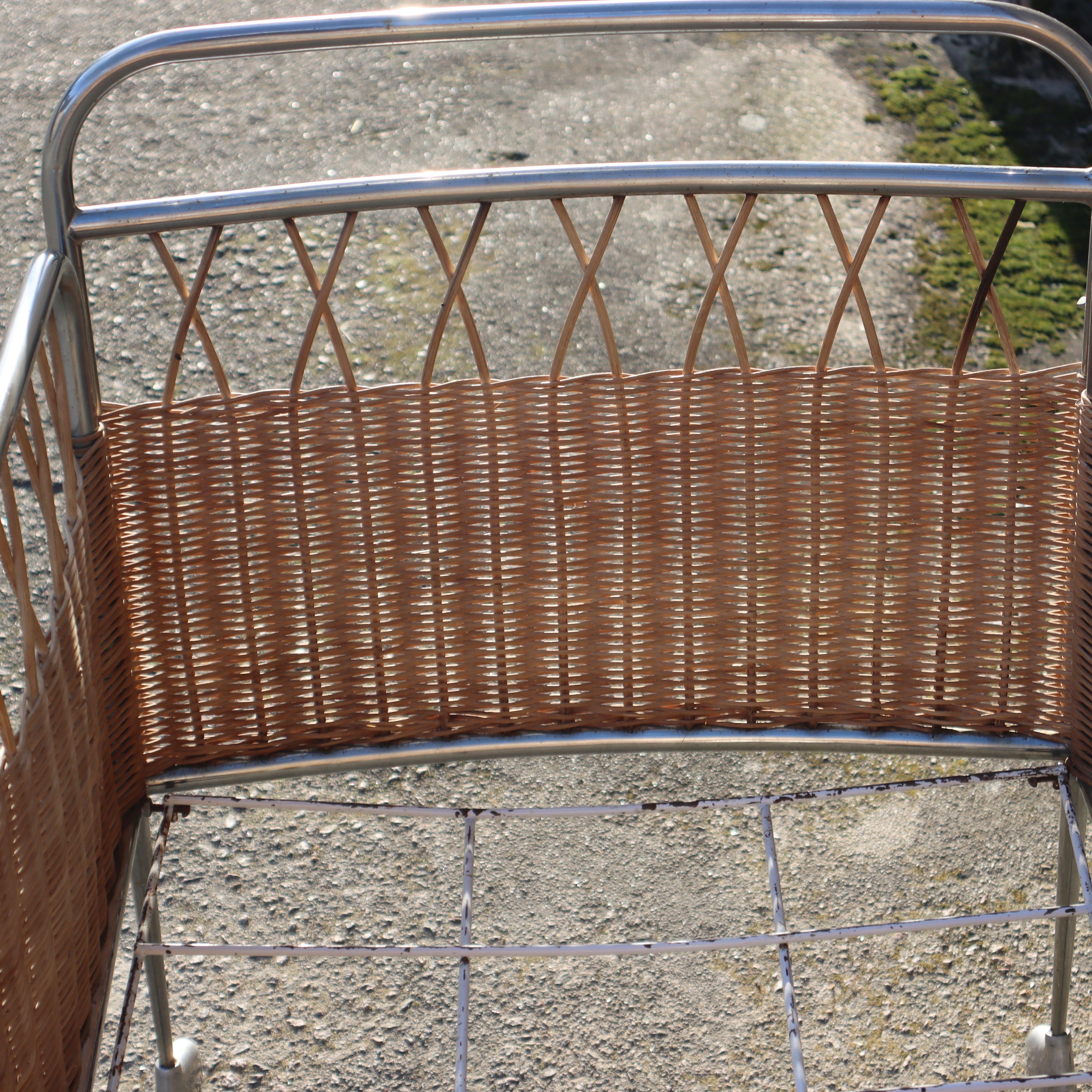 French Mid-Century Childrens Bed /- Vintage mobile Cot in Rattan and Chrome-60s For Sale 8