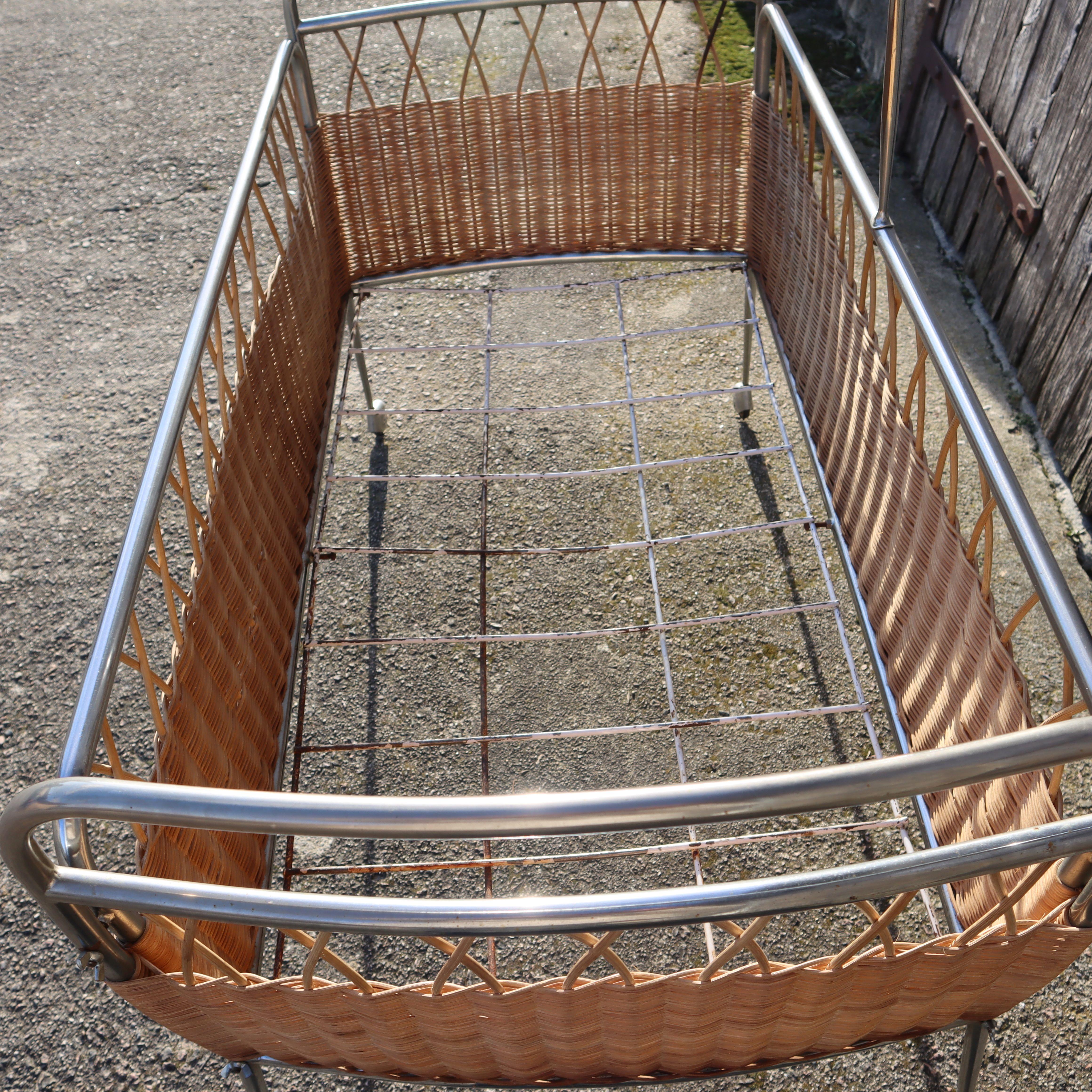 French Mid-Century Childrens Bed /- Vintage mobile Cot in Rattan and Chrome-60s For Sale 9