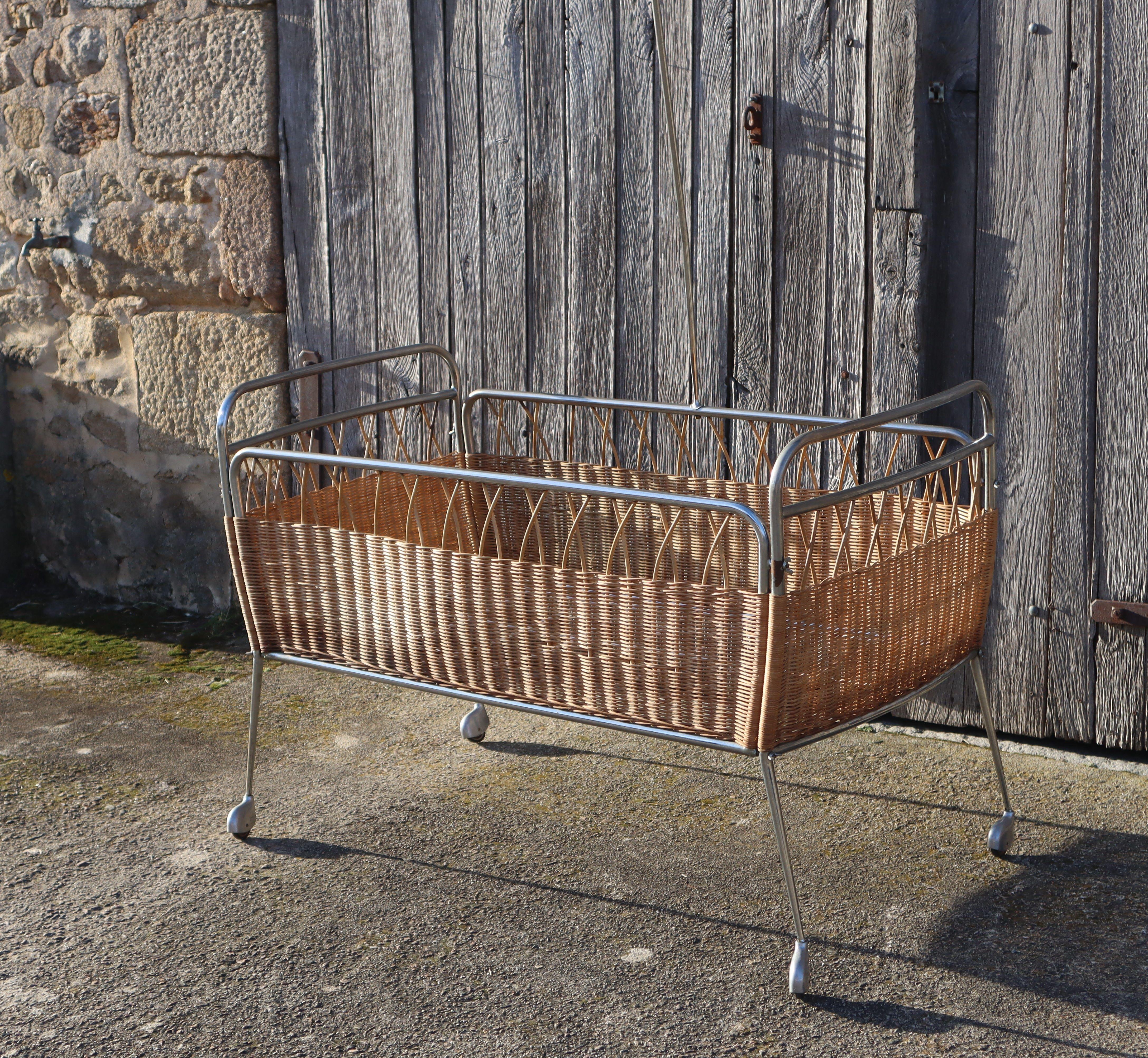 French Mid-Century Childrens Bed /- Vintage mobile Cot in Rattan and Chrome-60s For Sale 11