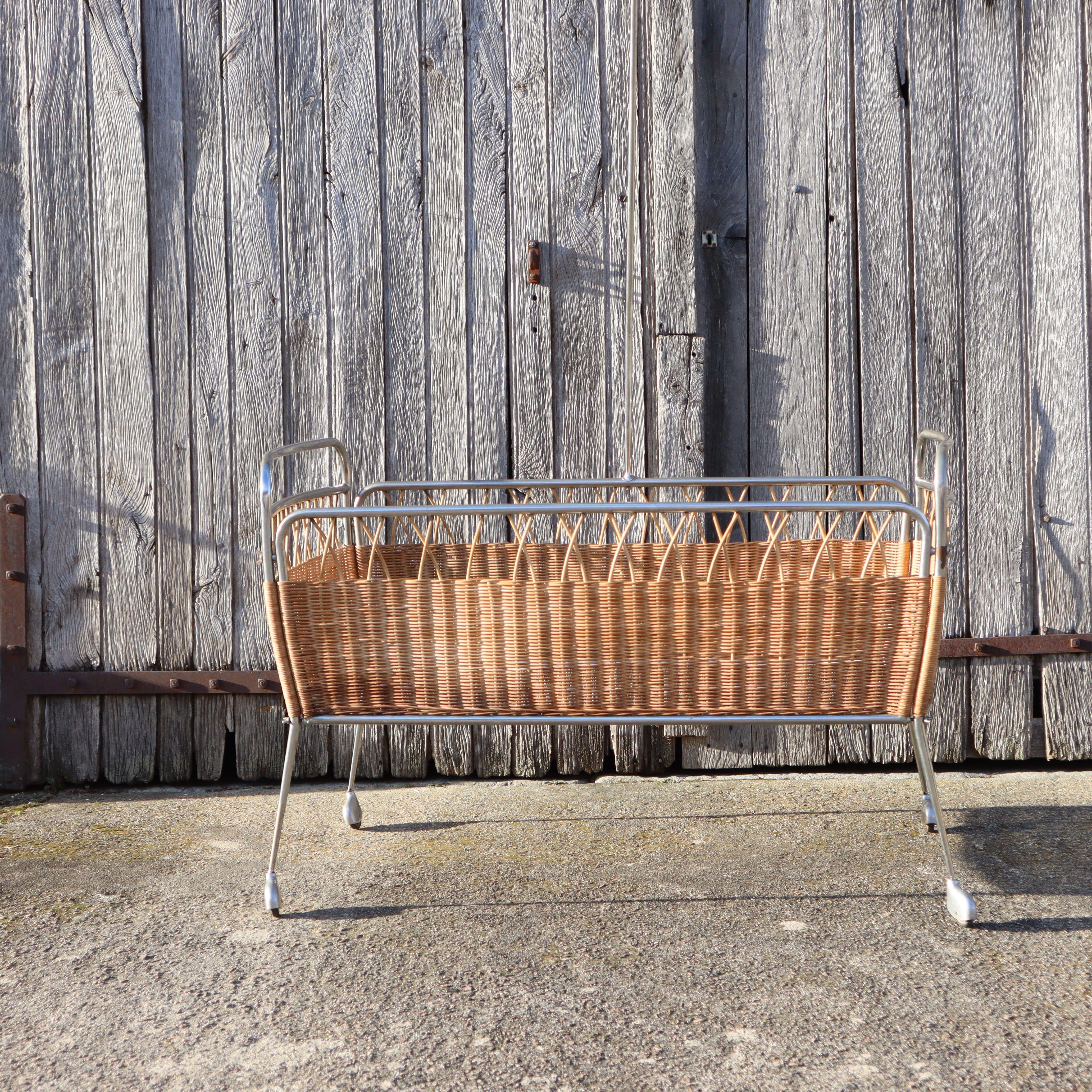 French Mid-Century Children's-Baby Bed - Mobile Cot in Rattan Cane and Chrome from the early 60s
Stylish Mobile Children's Bed With beautiful Rattan Wicker work all around.
The 4 mobile Castors with Aluminum wheel covers on the outward-facing Legs