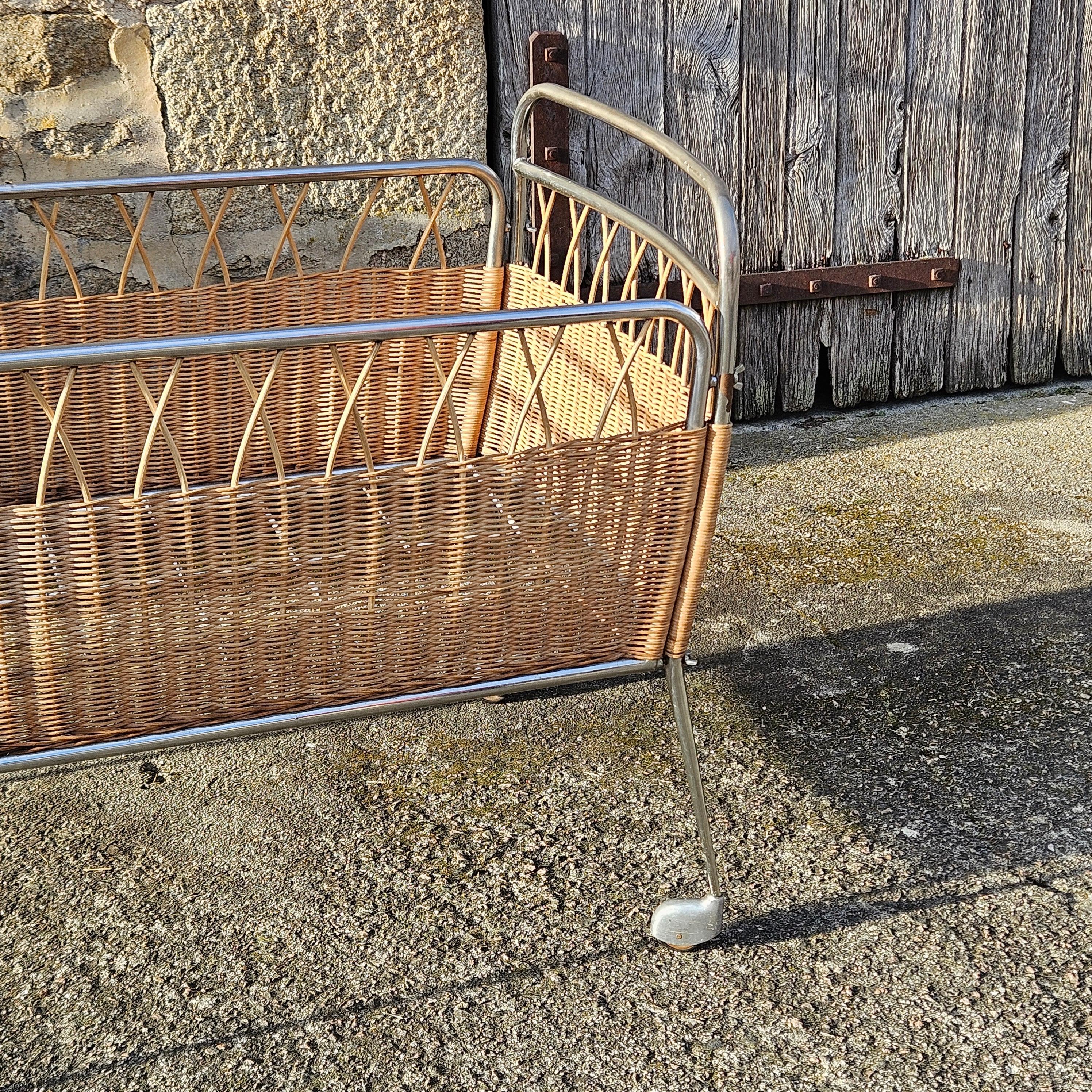 French Mid-Century Childrens Bed /- Vintage mobile Cot in Rattan and Chrome-60s For Sale 13