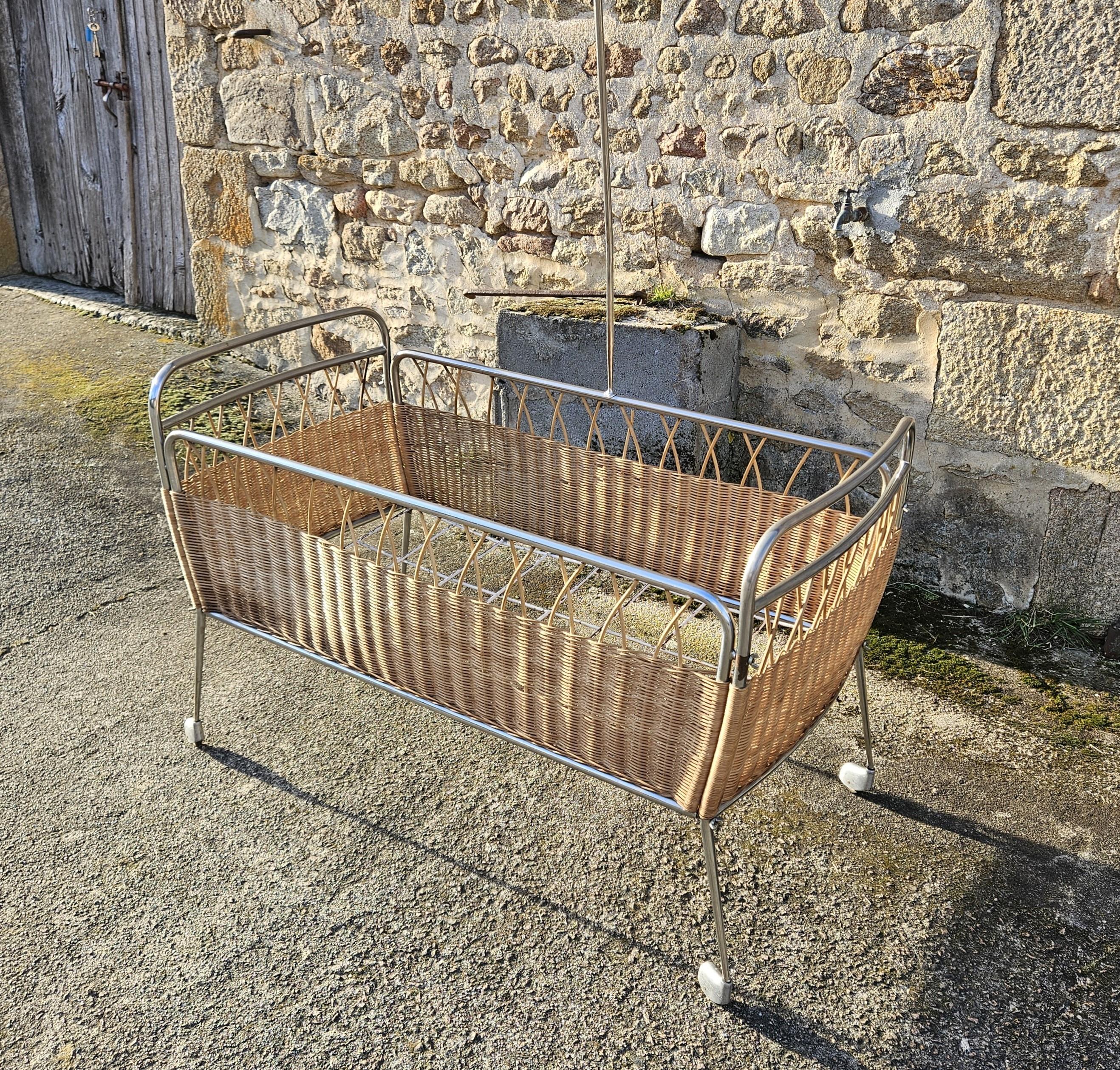 French Mid-Century Childrens Bed /- Vintage mobile Cot in Rattan and Chrome-60s In Good Condition For Sale In Bussiere Dunoise, Nouvel Aquitaine