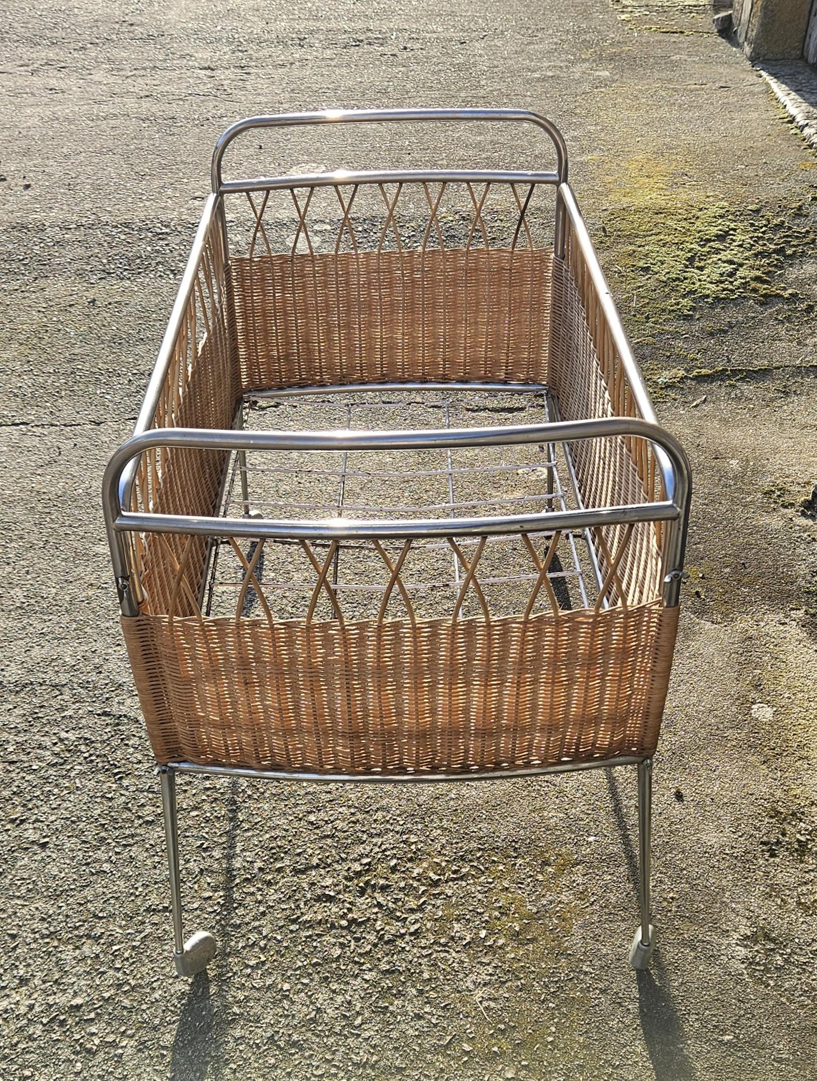 Metal French Mid-Century Childrens Bed /- Vintage mobile Cot in Rattan and Chrome-60s For Sale