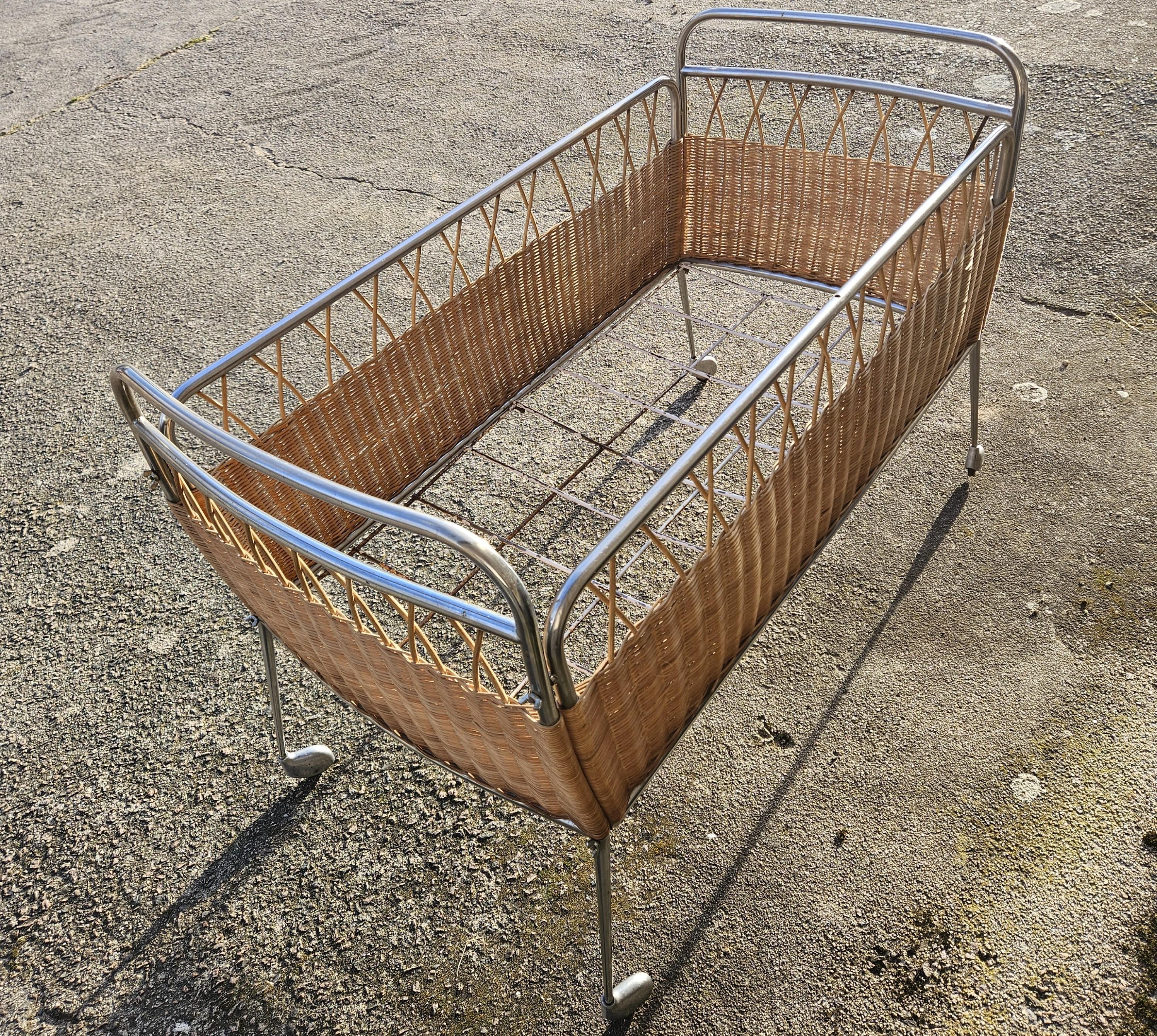 French Mid-Century Childrens Bed /- Vintage mobile Cot in Rattan and Chrome-60s For Sale 1