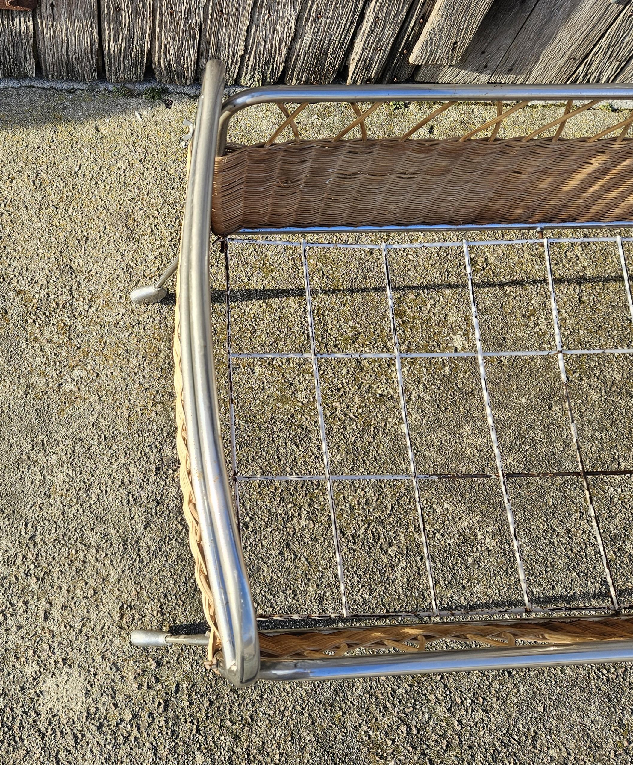 French Mid-Century Childrens Bed /- Vintage mobile Cot in Rattan and Chrome-60s For Sale 2