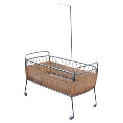 Französisches Kinderbett aus der Mitte des Jahrhunderts /- Vintage Mobile Cot aus Rattan und Chrom-60er Jahre