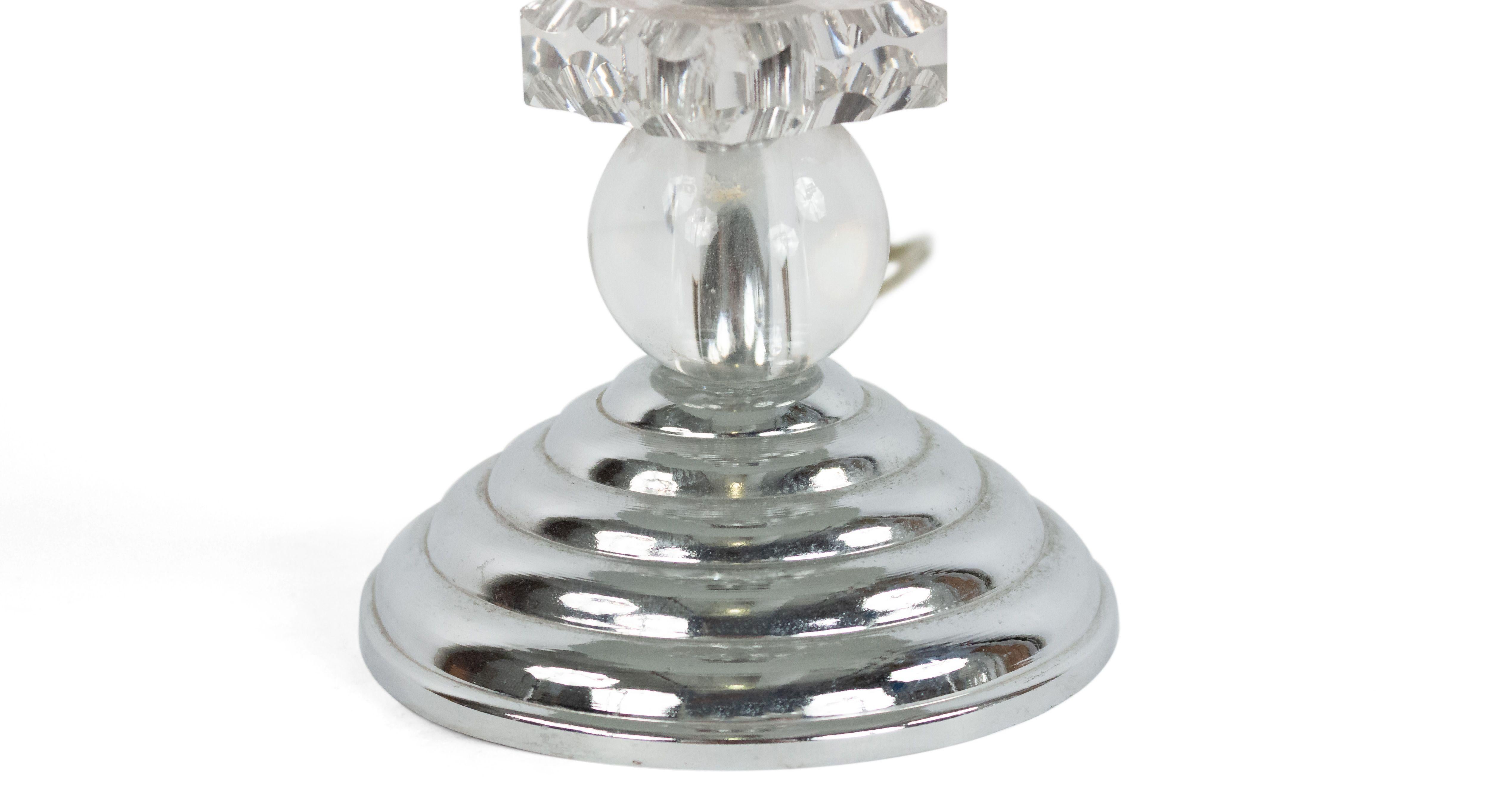 Lámparas de sobremesa francesas de los años 40 con pantalla en forma de cúpula cromada y base entre la que se alternan 3 grandes bolas de cristal y 2 cuadrados.