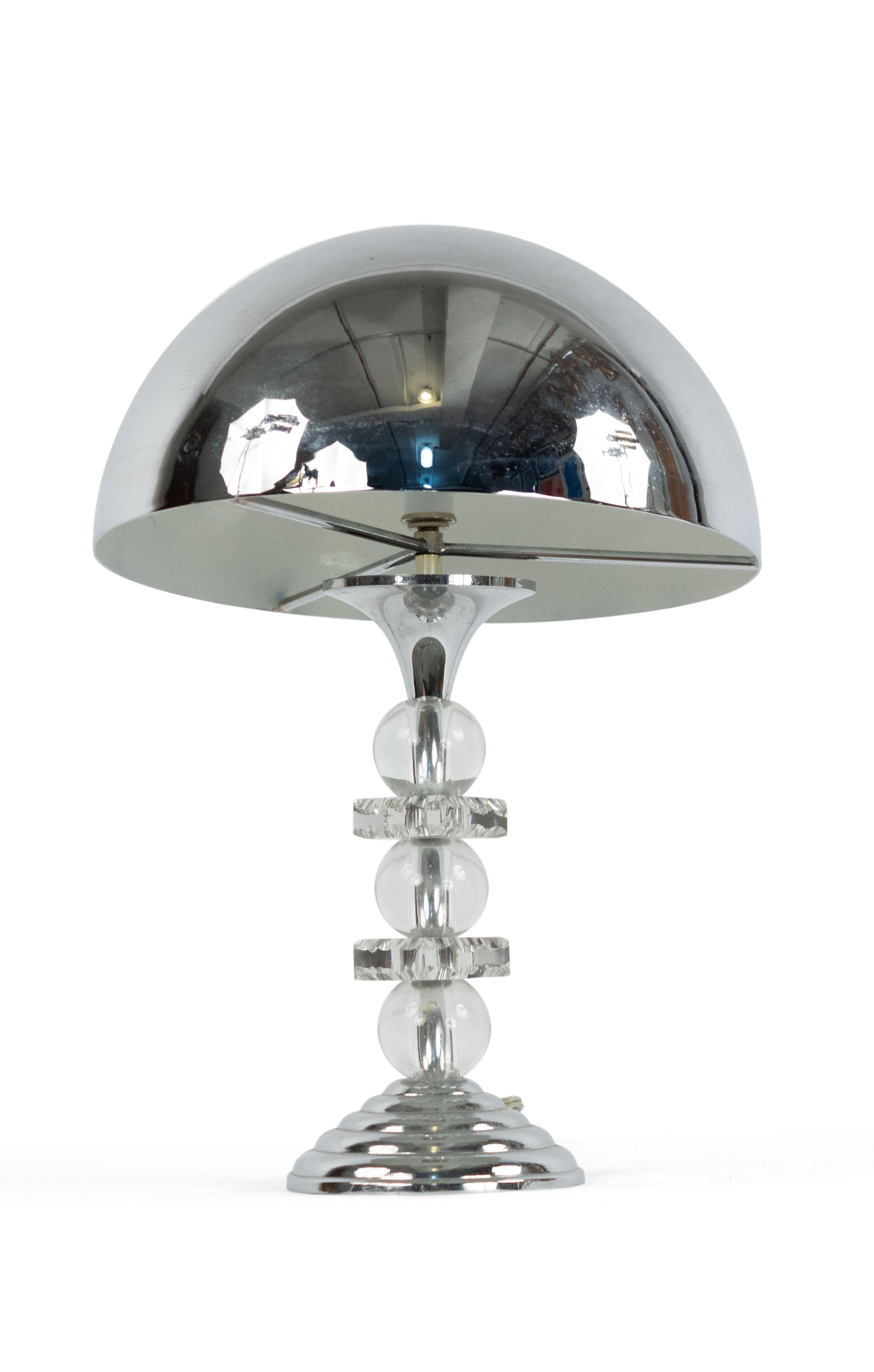 Lámpara de sobremesa francesa de los años 40 con pantalla en forma de cúpula cromada y base entre la que se alternan 3 grandes bolas de cristal y 2 cuadrados.