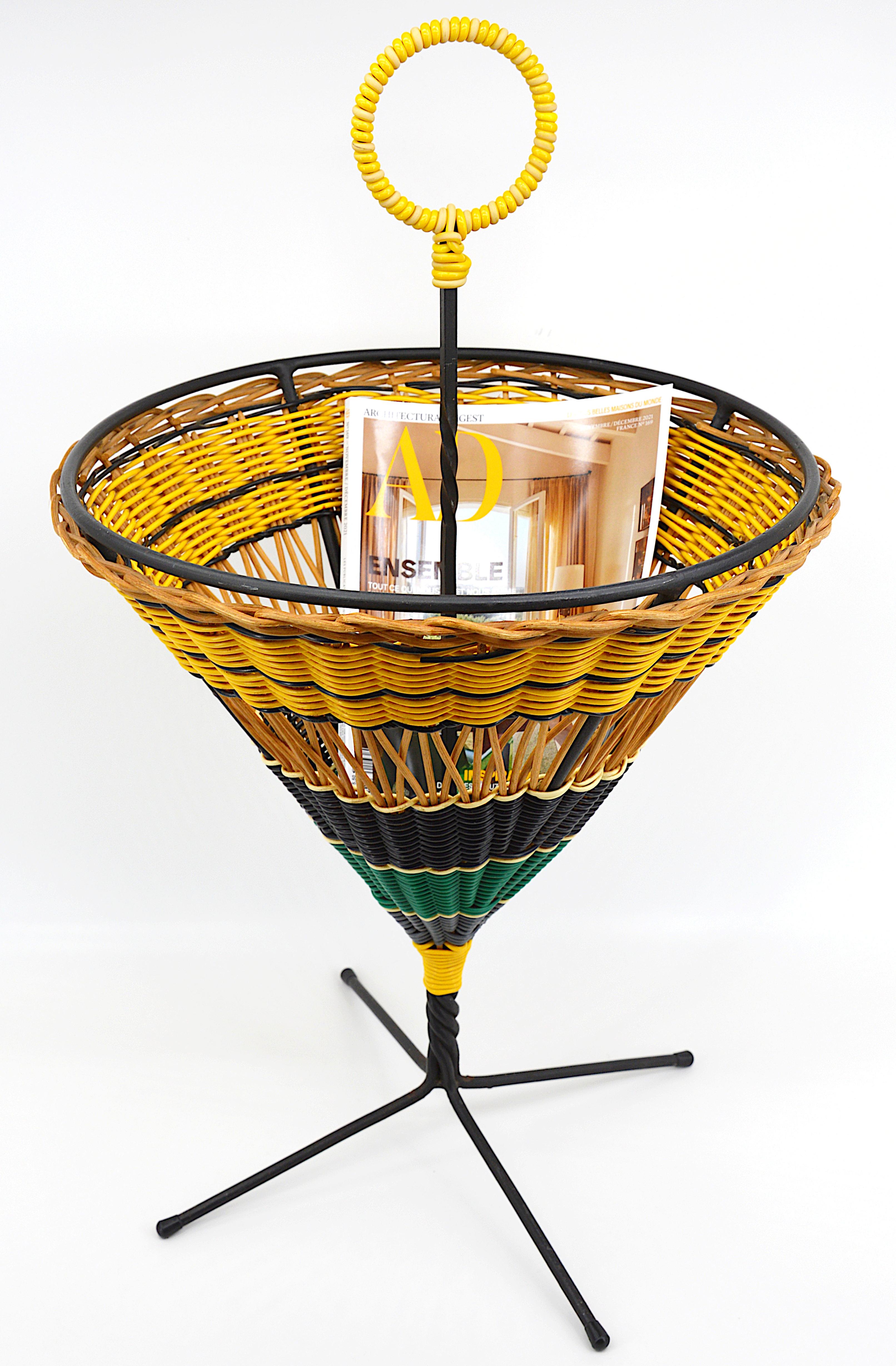 French mid-century circular magazine rack, France, 1950s. Rattan/wicker, plastic and iron. Measures: height : 27.6