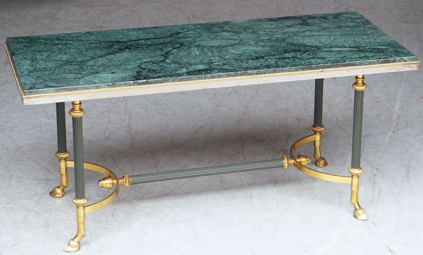 Mesa baja de centro o cóctel francesa de mediados de siglo, de latón y tapa de mármol verde Moderno de mediados de siglo en venta