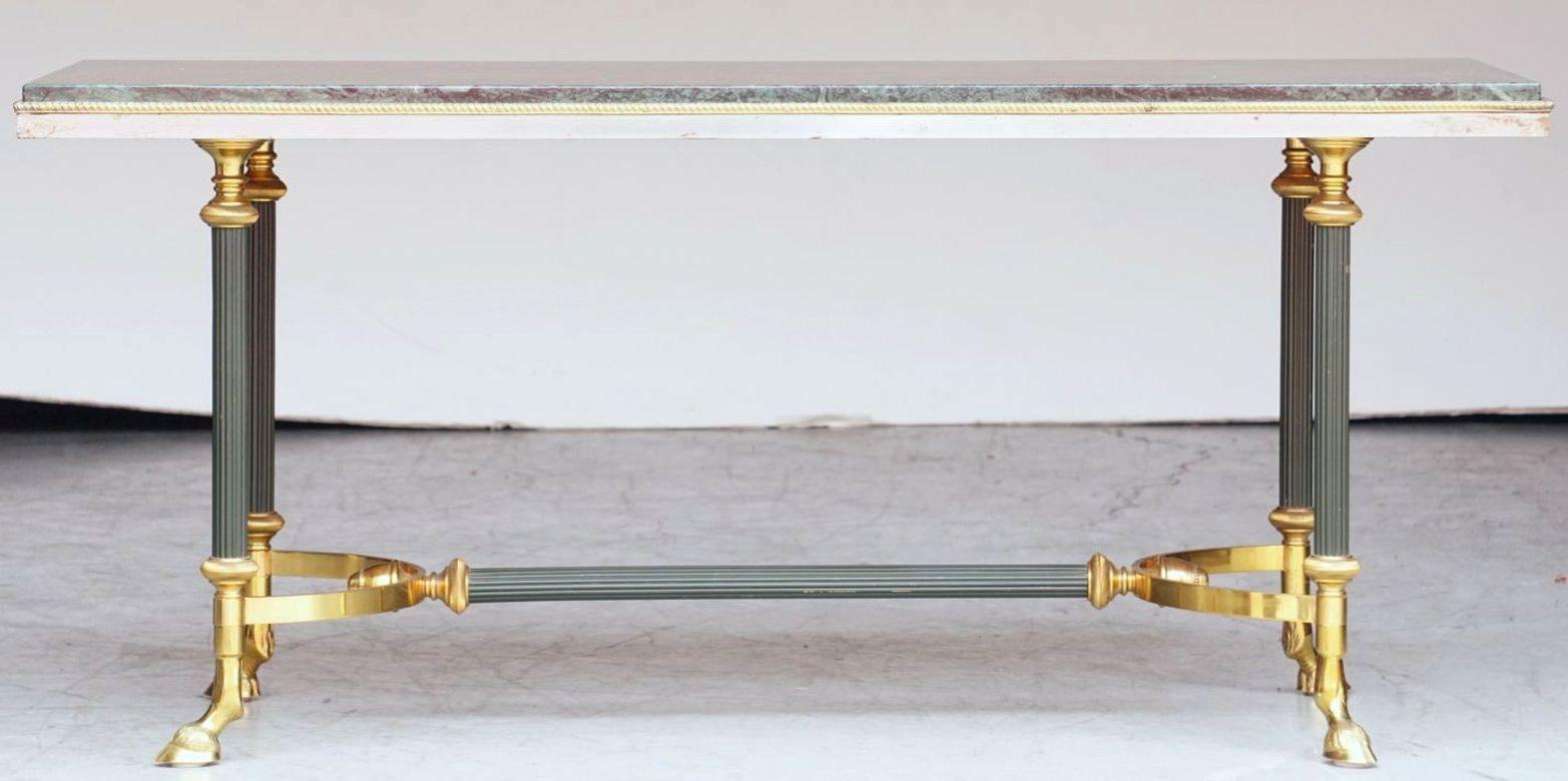 Mesa baja de centro o cóctel francesa de mediados de siglo, de latón y tapa de mármol verde en venta 1