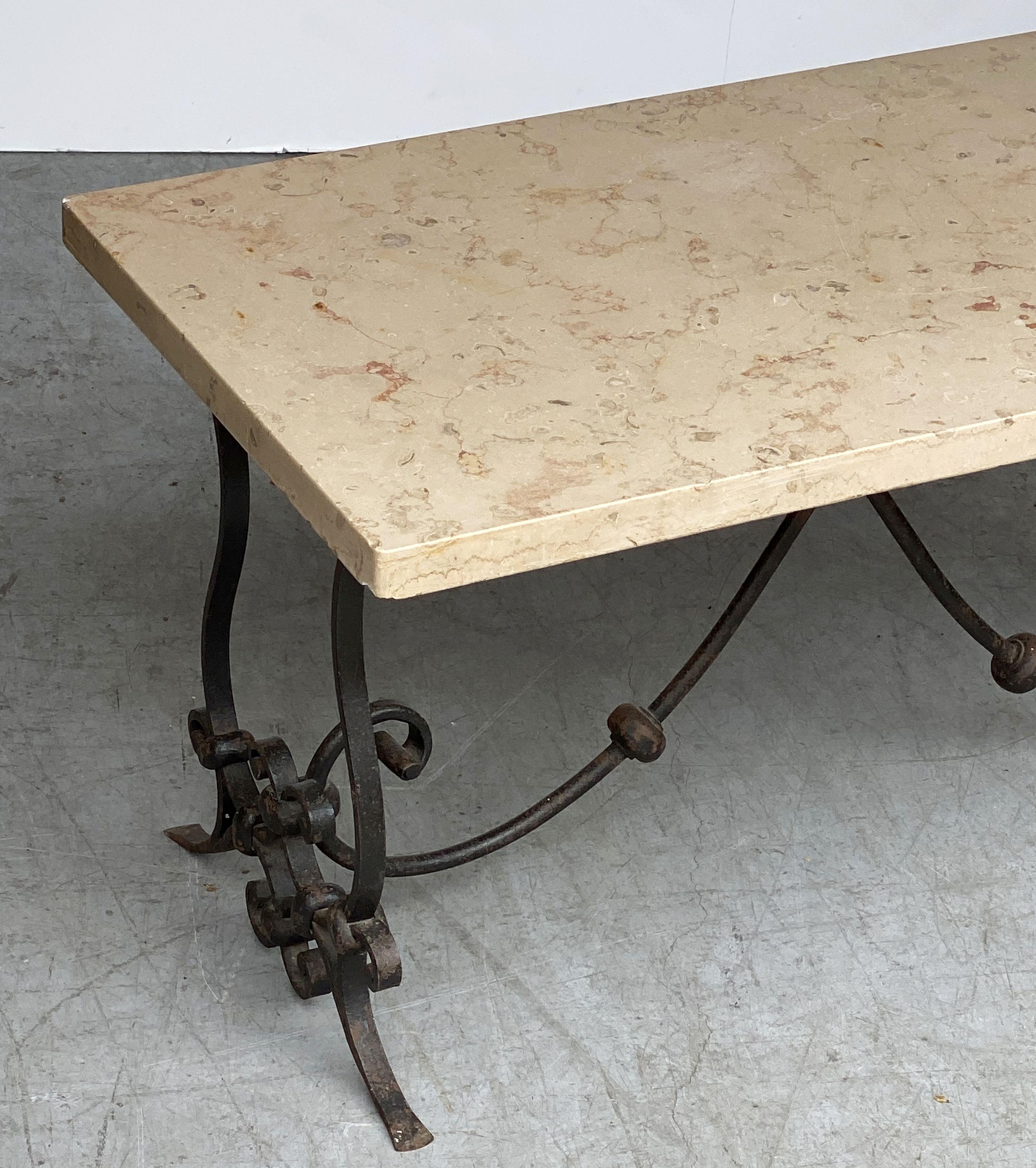 Couchtisch oder niedriger Tisch aus der Mitte des Jahrhunderts mit schmiedeeisernem Sockel und Marmorplatte im Angebot 3