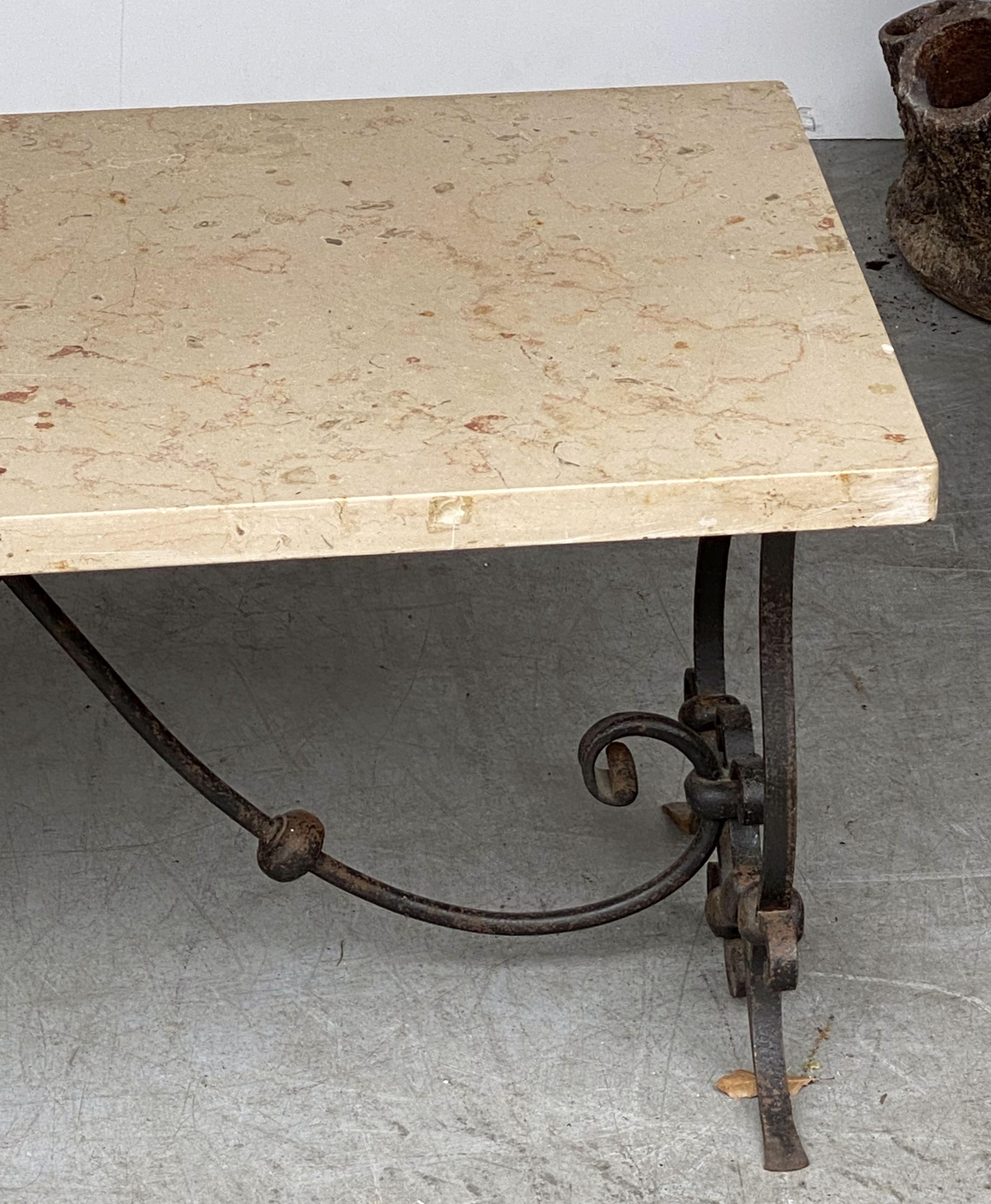 Couchtisch oder niedriger Tisch aus der Mitte des Jahrhunderts mit schmiedeeisernem Sockel und Marmorplatte im Angebot 4