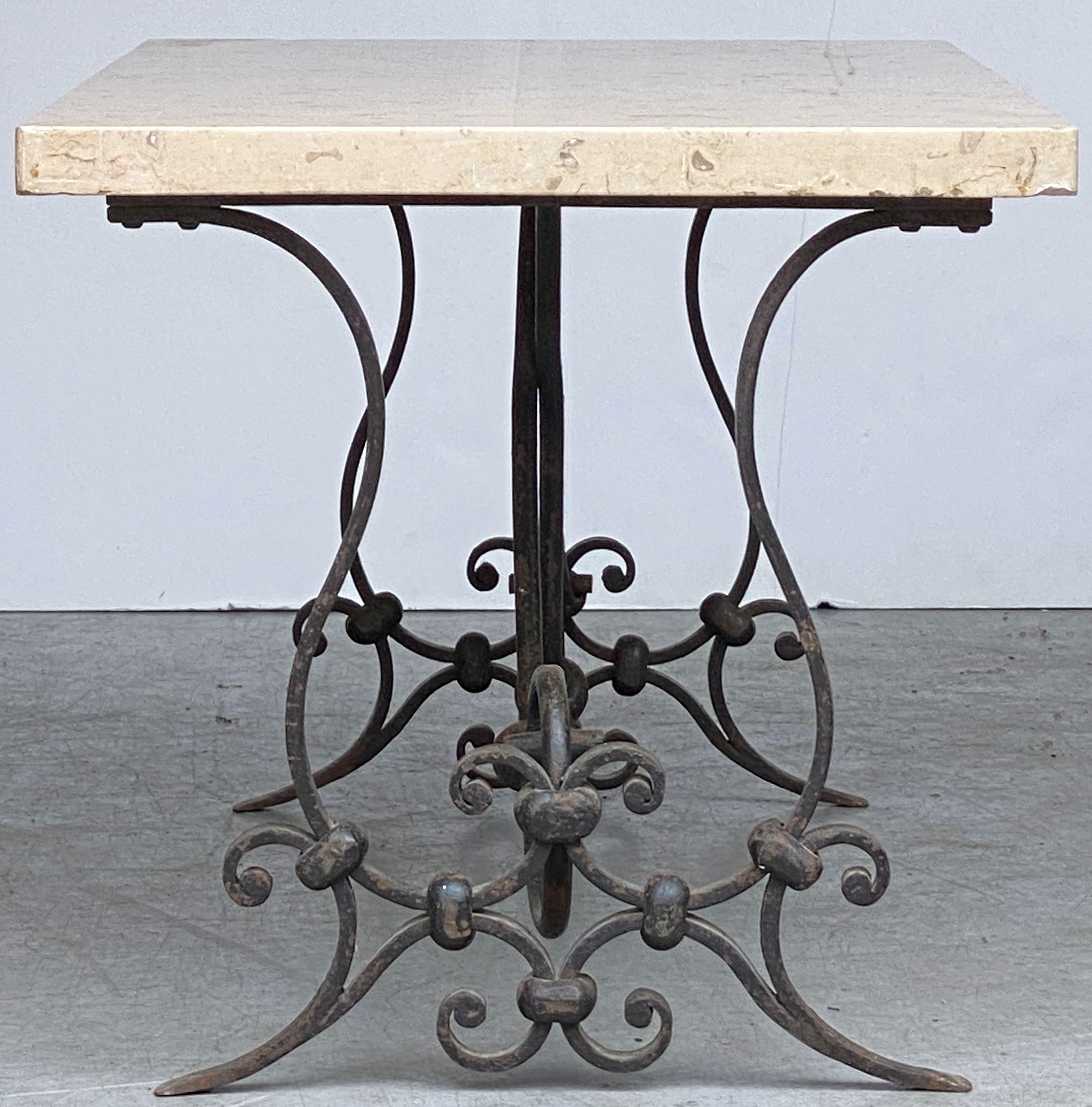 Table basse française du milieu du siècle dernier, avec base en fer forgé et plateau en marbre en vente 6