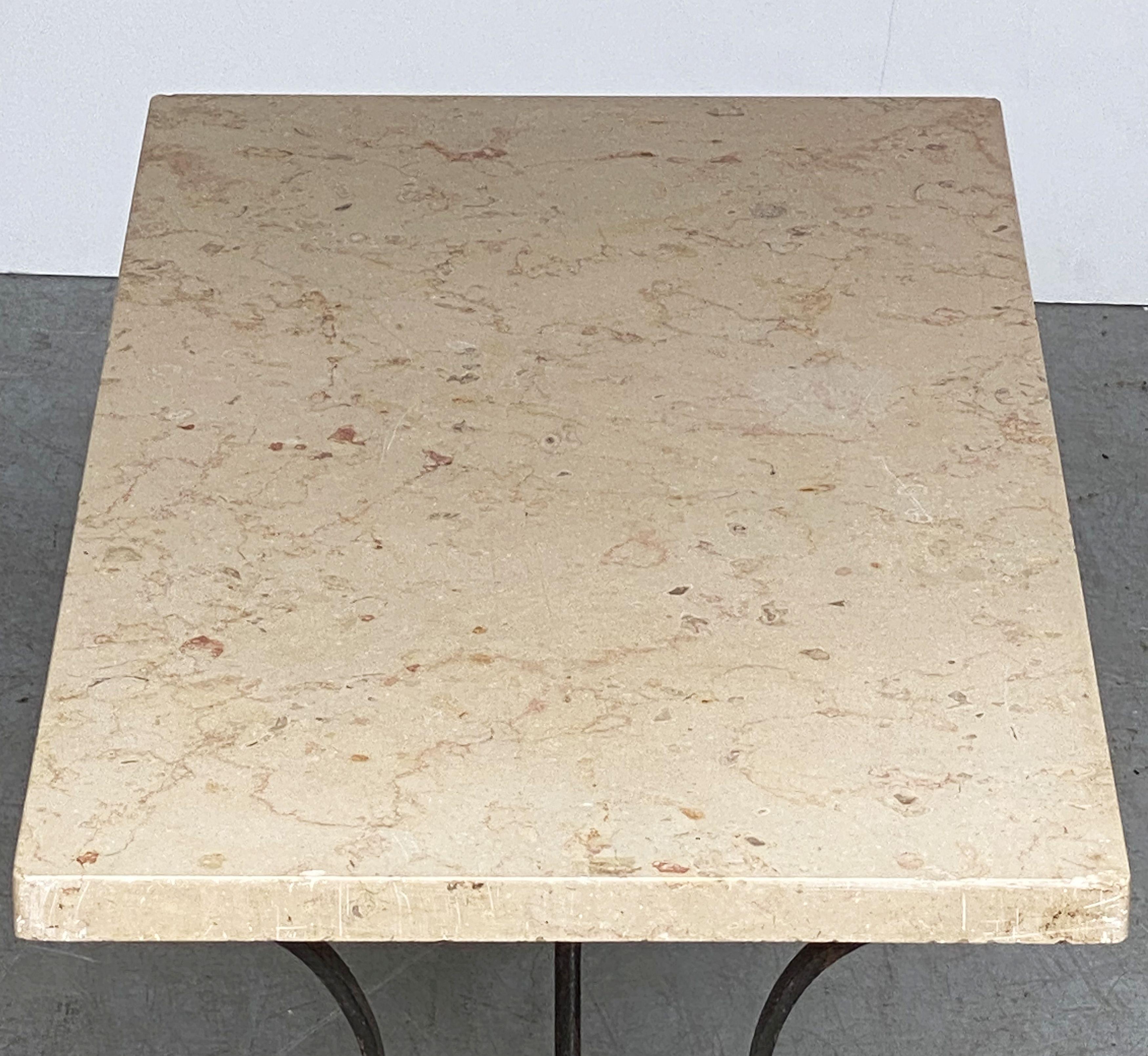 Table basse française du milieu du siècle dernier, avec base en fer forgé et plateau en marbre en vente 7