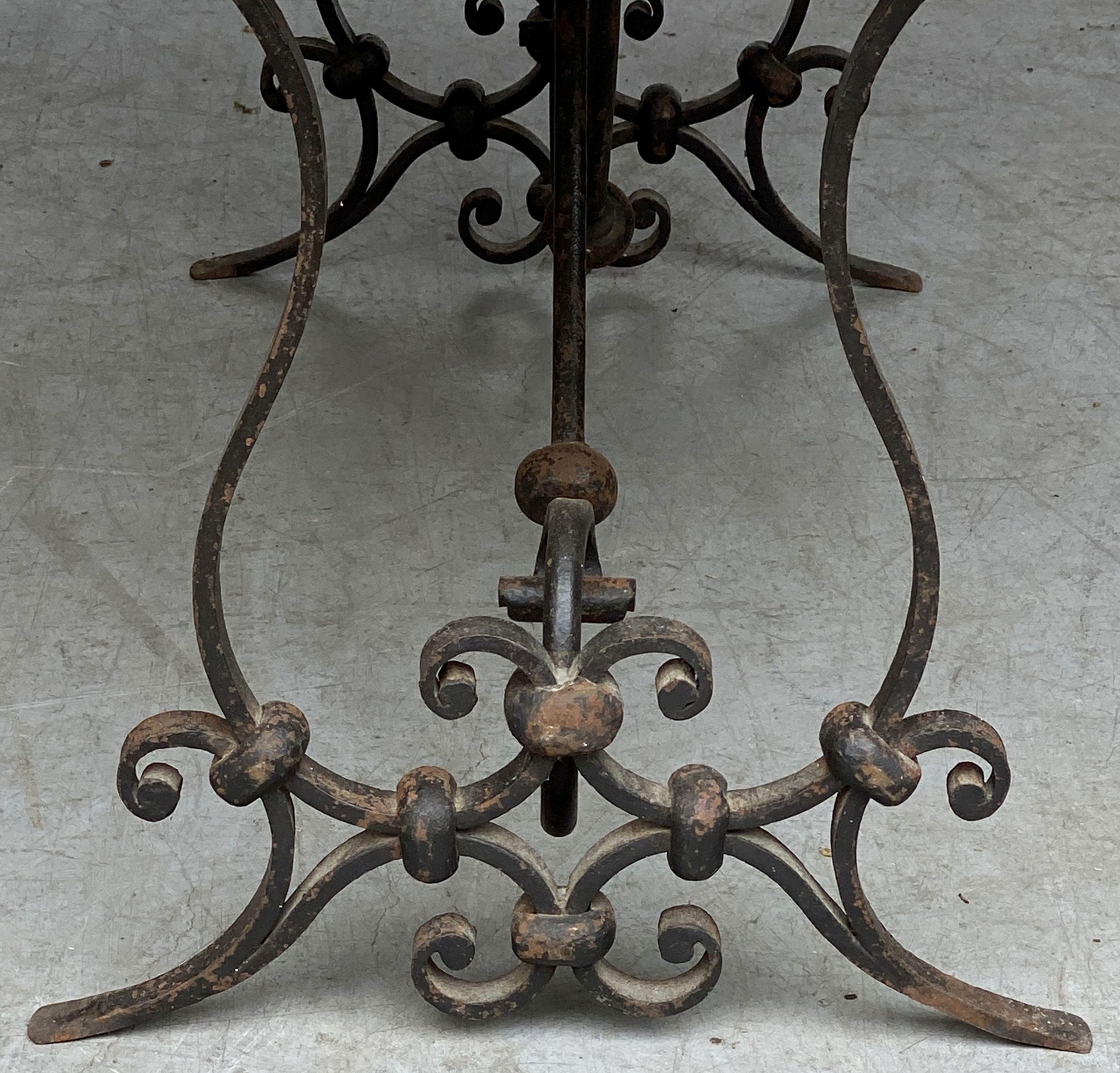 Table basse française du milieu du siècle dernier, avec base en fer forgé et plateau en marbre en vente 8