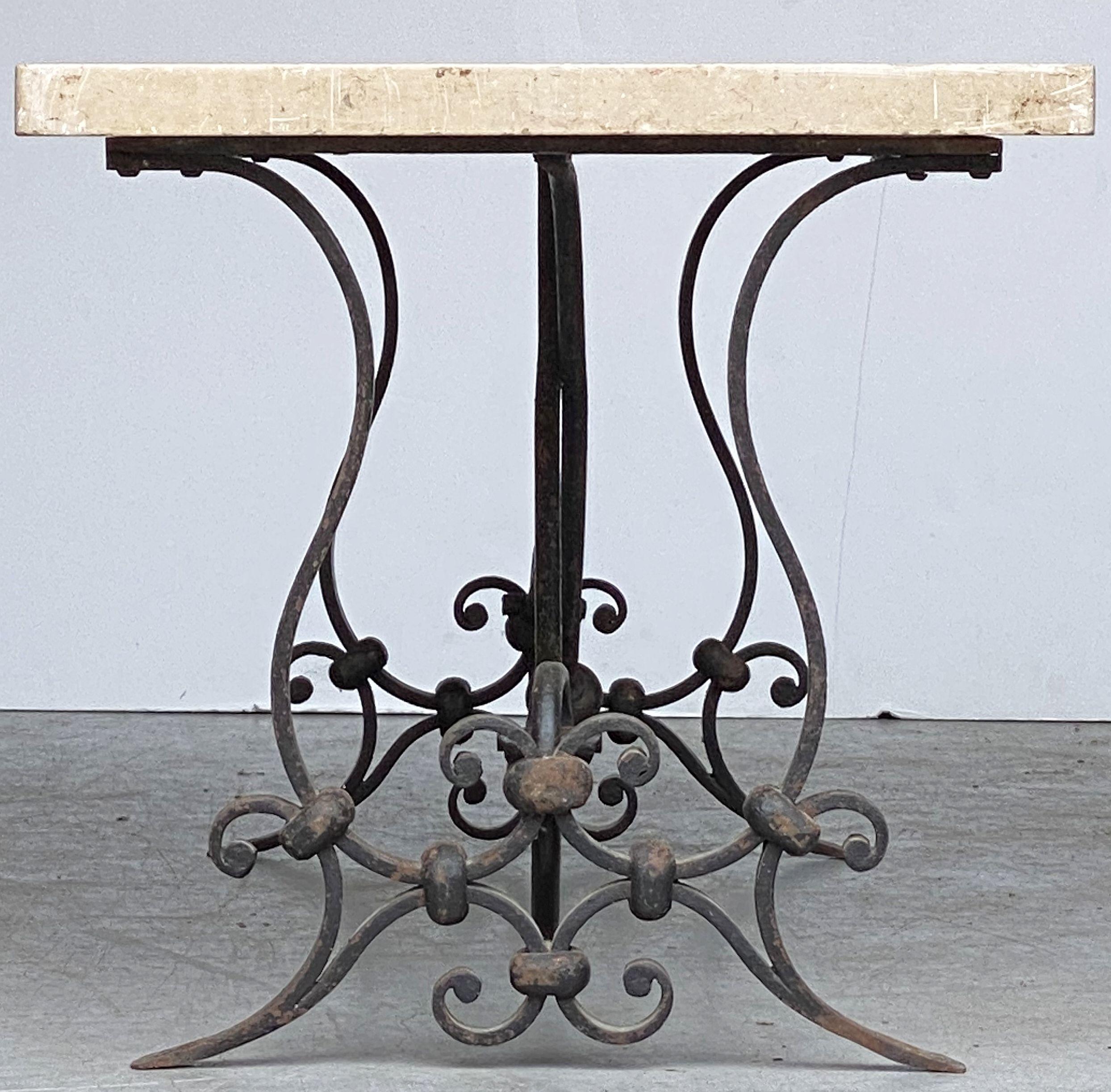 Mesa baja o de centro francesa de mediados de siglo con base de hierro forjado y tablero de mármol en venta 8