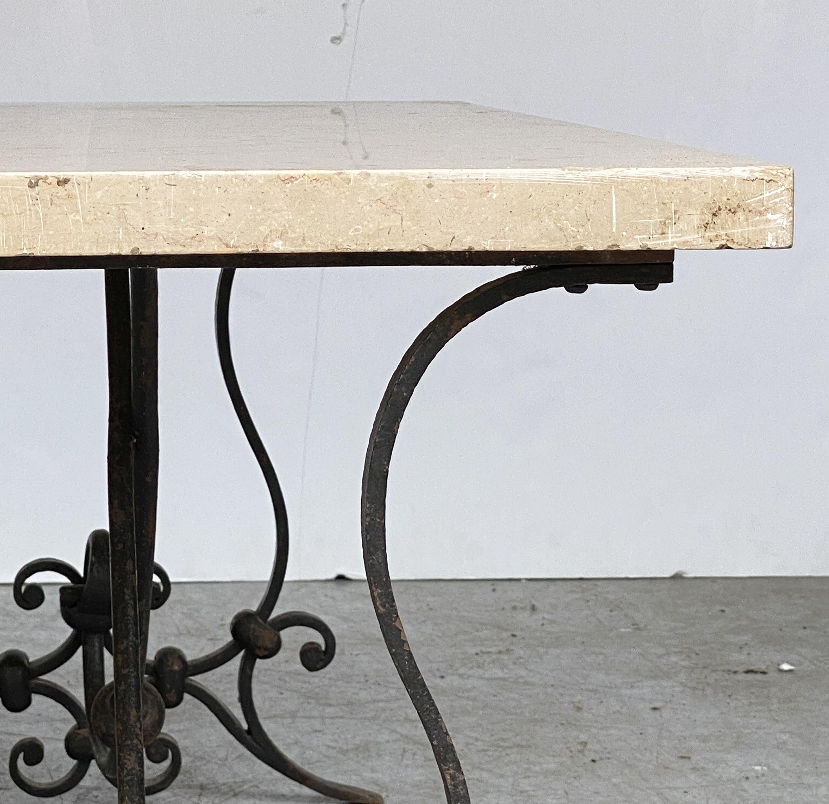 Mesa baja o de centro francesa de mediados de siglo con base de hierro forjado y tablero de mármol en venta 9