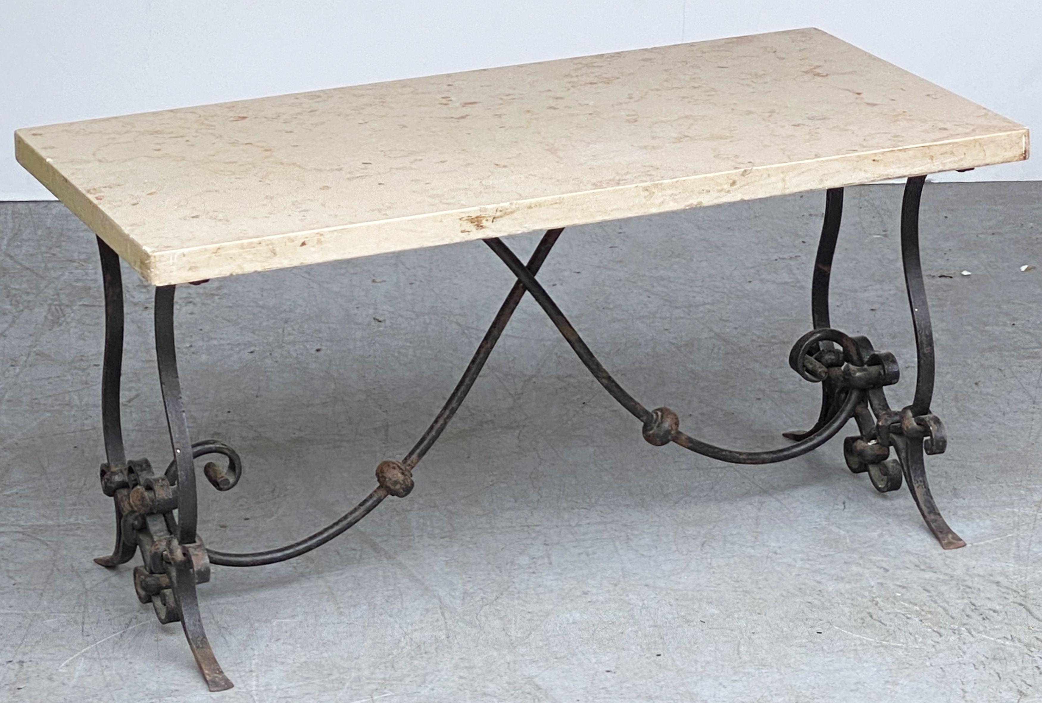 Couchtisch oder niedriger Tisch aus der Mitte des Jahrhunderts mit schmiedeeisernem Sockel und Marmorplatte im Angebot 11