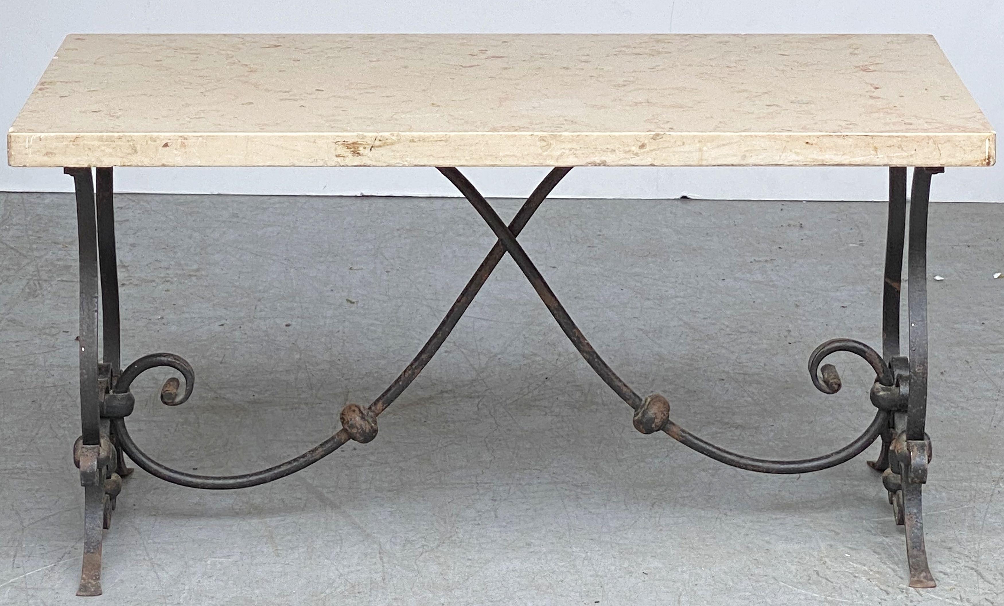Couchtisch oder niedriger Tisch aus der Mitte des Jahrhunderts mit schmiedeeisernem Sockel und Marmorplatte im Angebot 12
