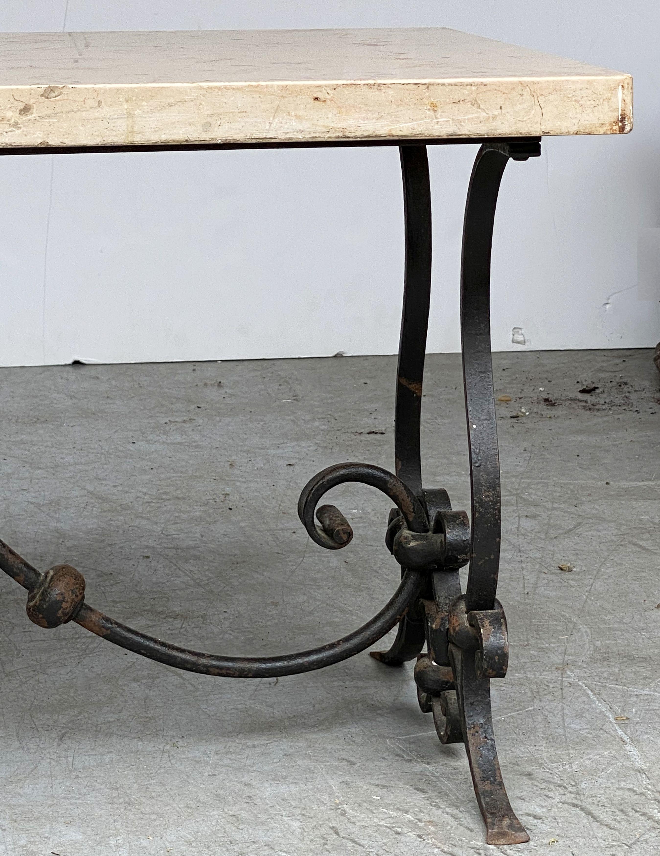 Couchtisch oder niedriger Tisch aus der Mitte des Jahrhunderts mit schmiedeeisernem Sockel und Marmorplatte im Angebot 13