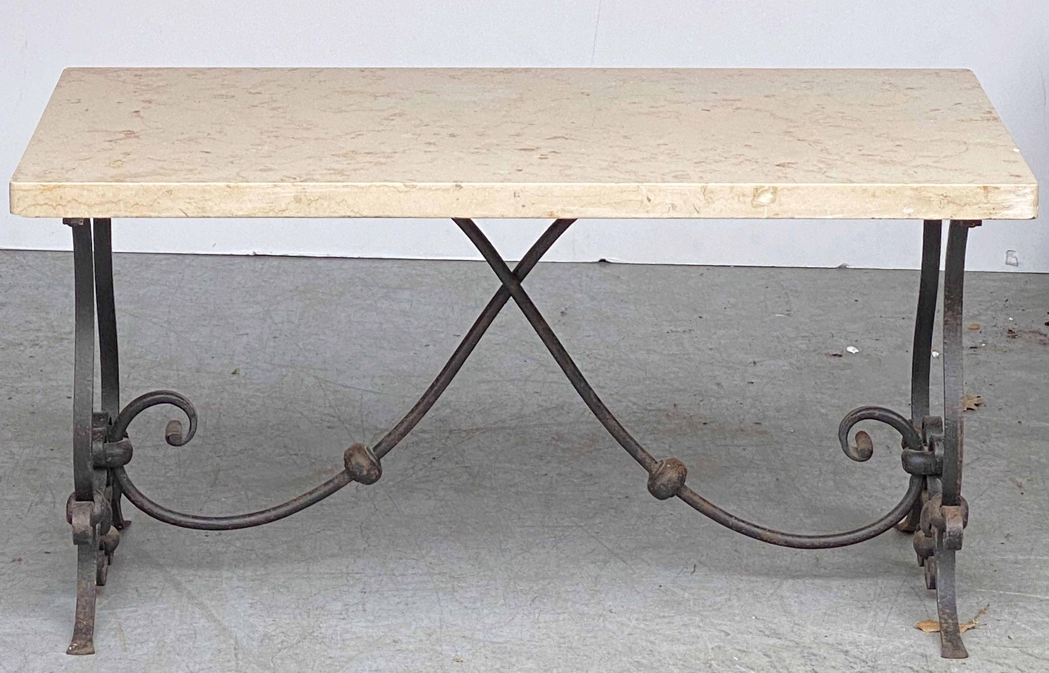 Mid-Century Modern Table basse française du milieu du siècle dernier, avec base en fer forgé et plateau en marbre en vente