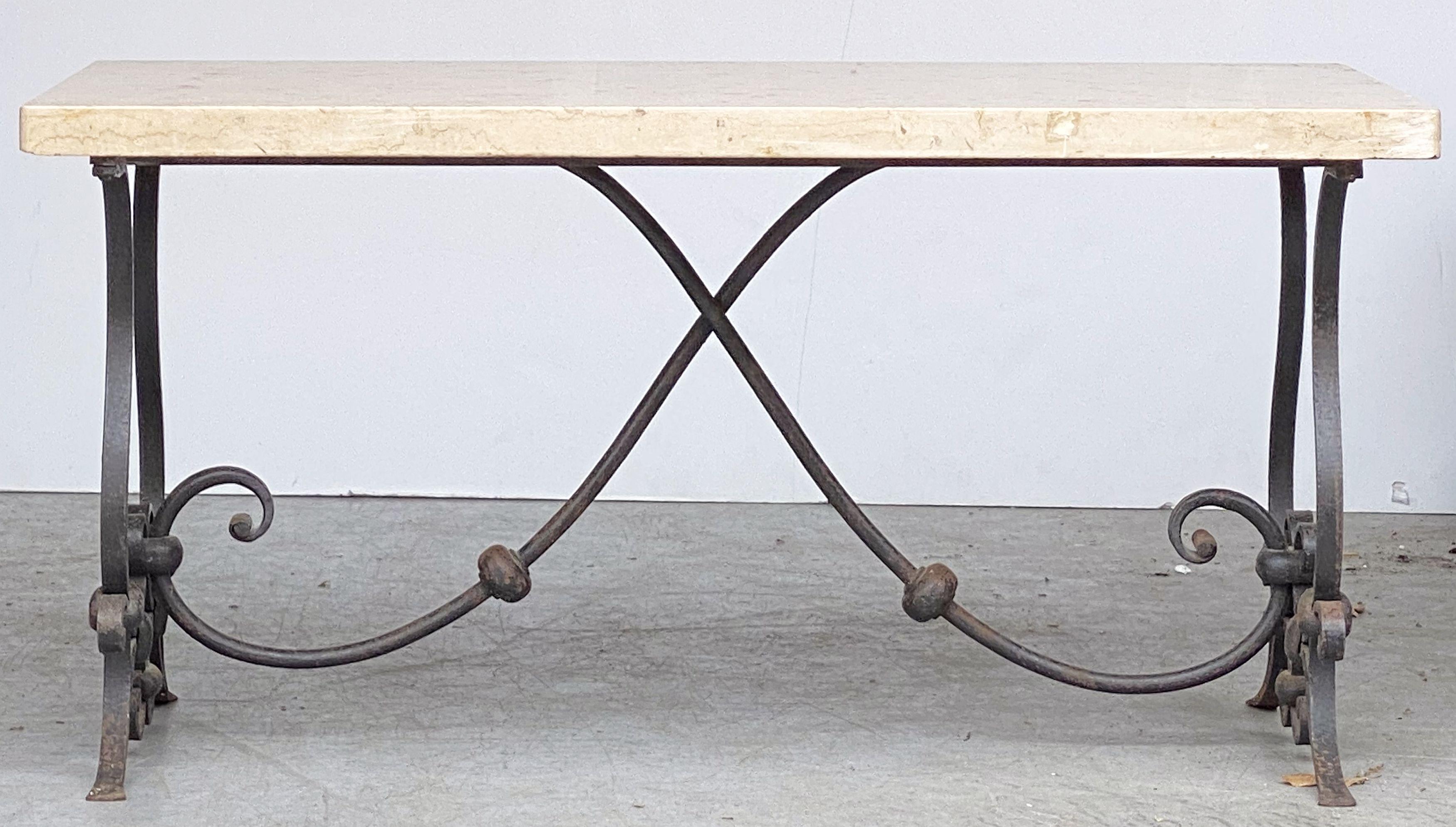 Couchtisch oder niedriger Tisch aus der Mitte des Jahrhunderts mit schmiedeeisernem Sockel und Marmorplatte (Französisch) im Angebot