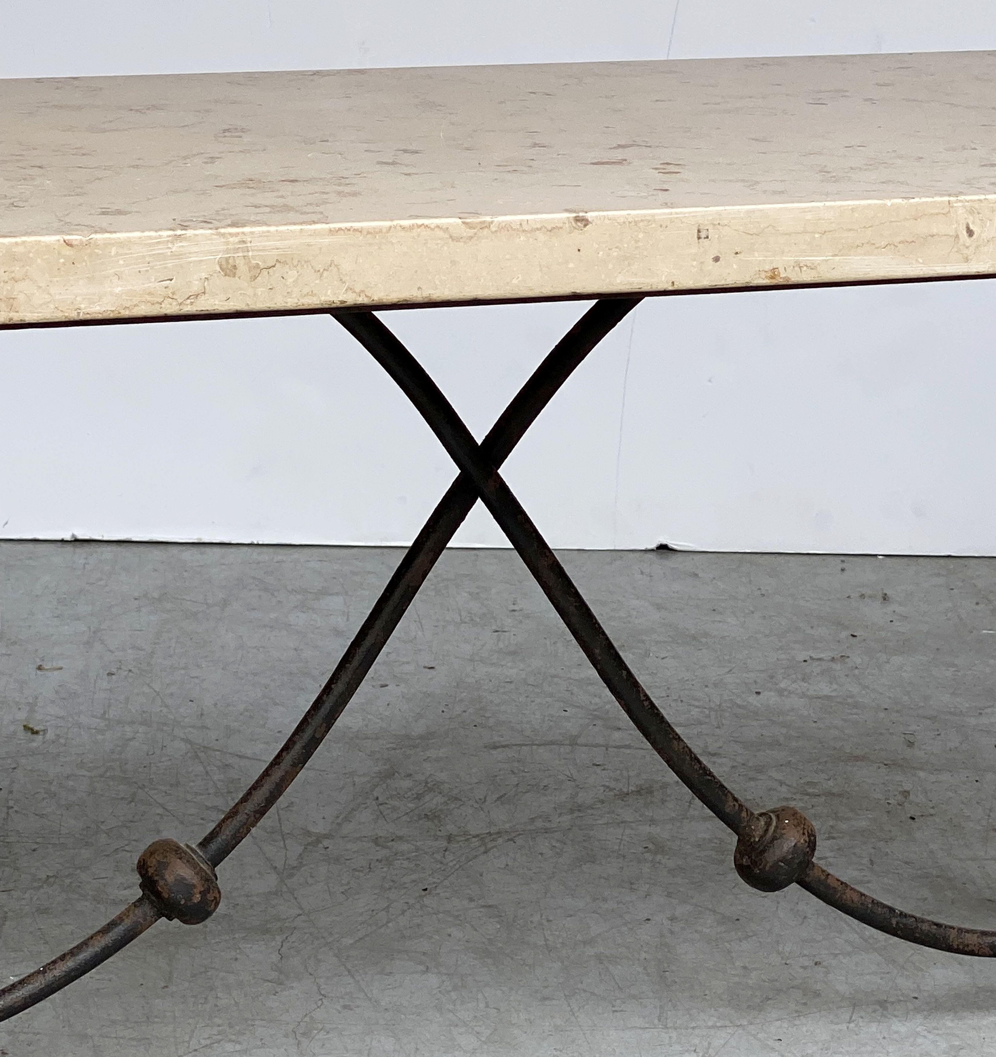 Table basse française du milieu du siècle dernier, avec base en fer forgé et plateau en marbre Bon état - En vente à Austin, TX