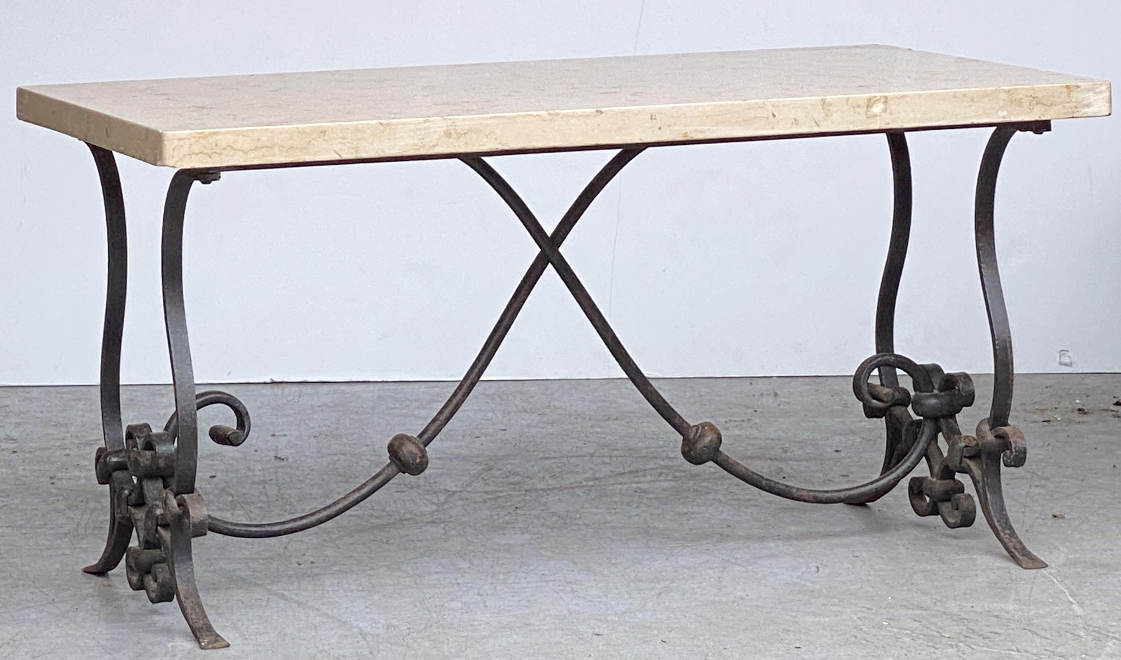 Couchtisch oder niedriger Tisch aus der Mitte des Jahrhunderts mit schmiedeeisernem Sockel und Marmorplatte im Angebot 1