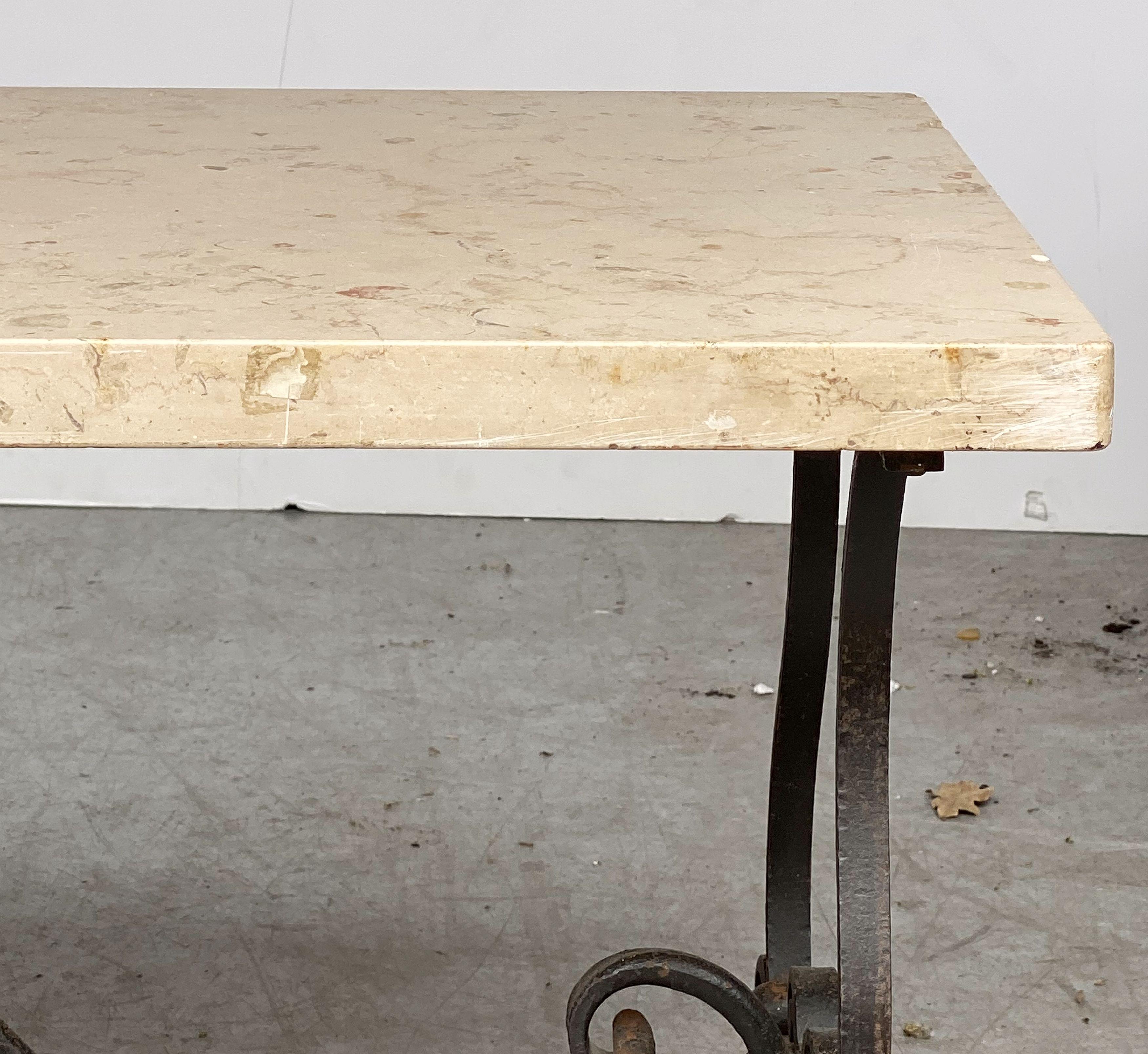 Table basse française du milieu du siècle dernier, avec base en fer forgé et plateau en marbre en vente 2