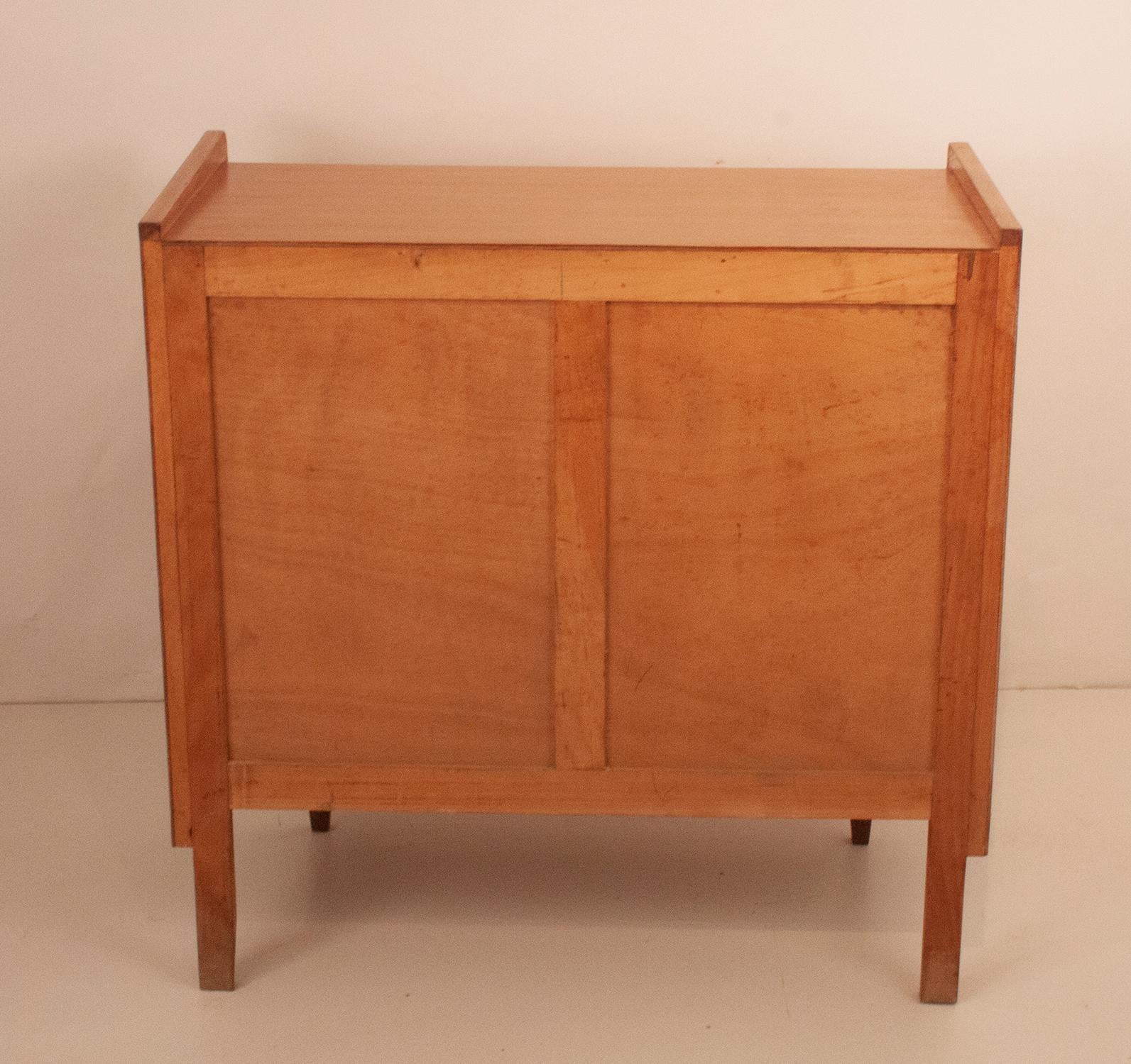 Mid-Century French chest of drawers in oak with black and brass handles. In Good Condition In Barcelona, Cataluna