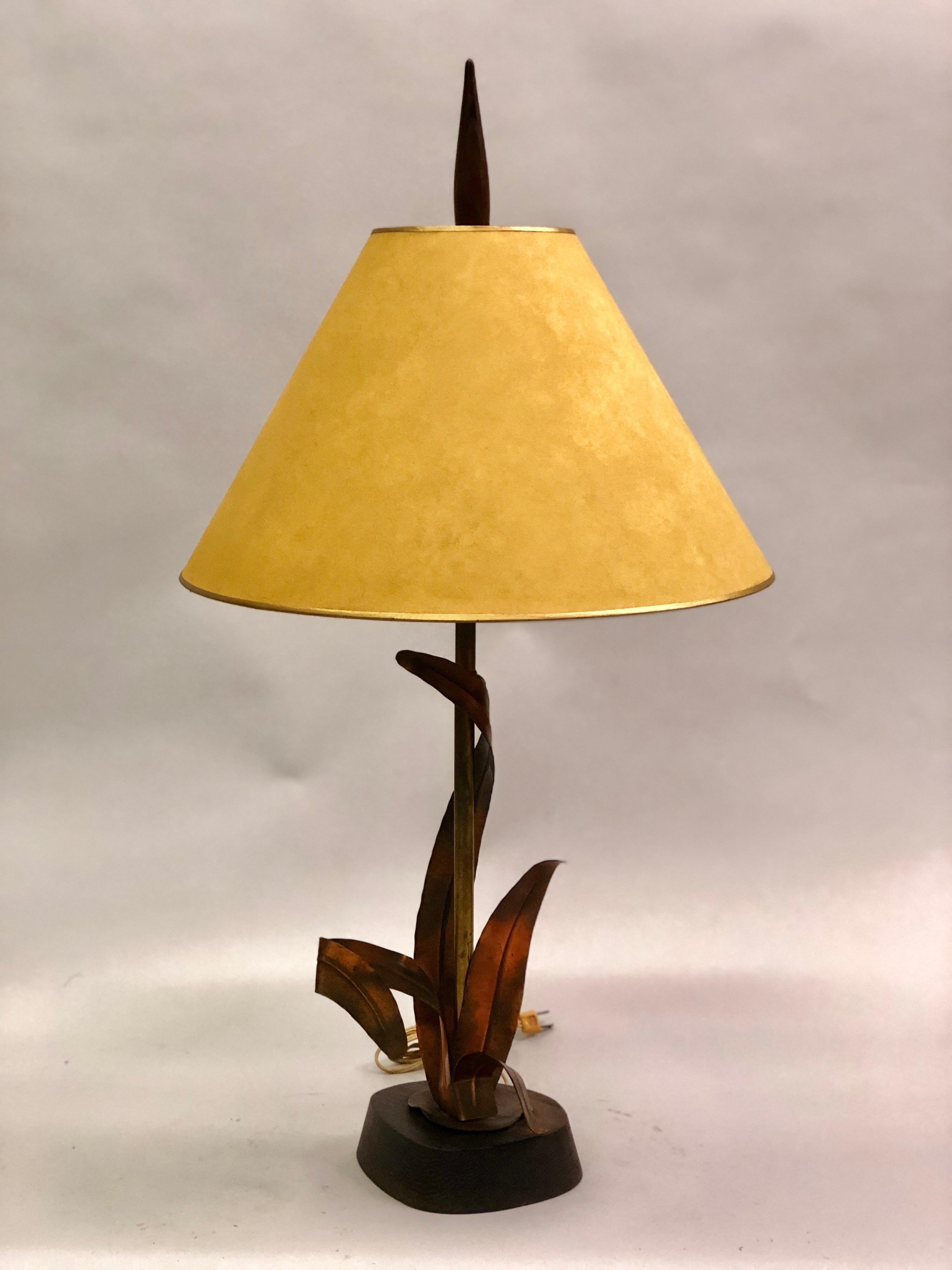 Mid-Century Modern Lampe de table florale française du milieu du siècle dernier en cuivre, bronze et laiton de la Maison Charles en vente