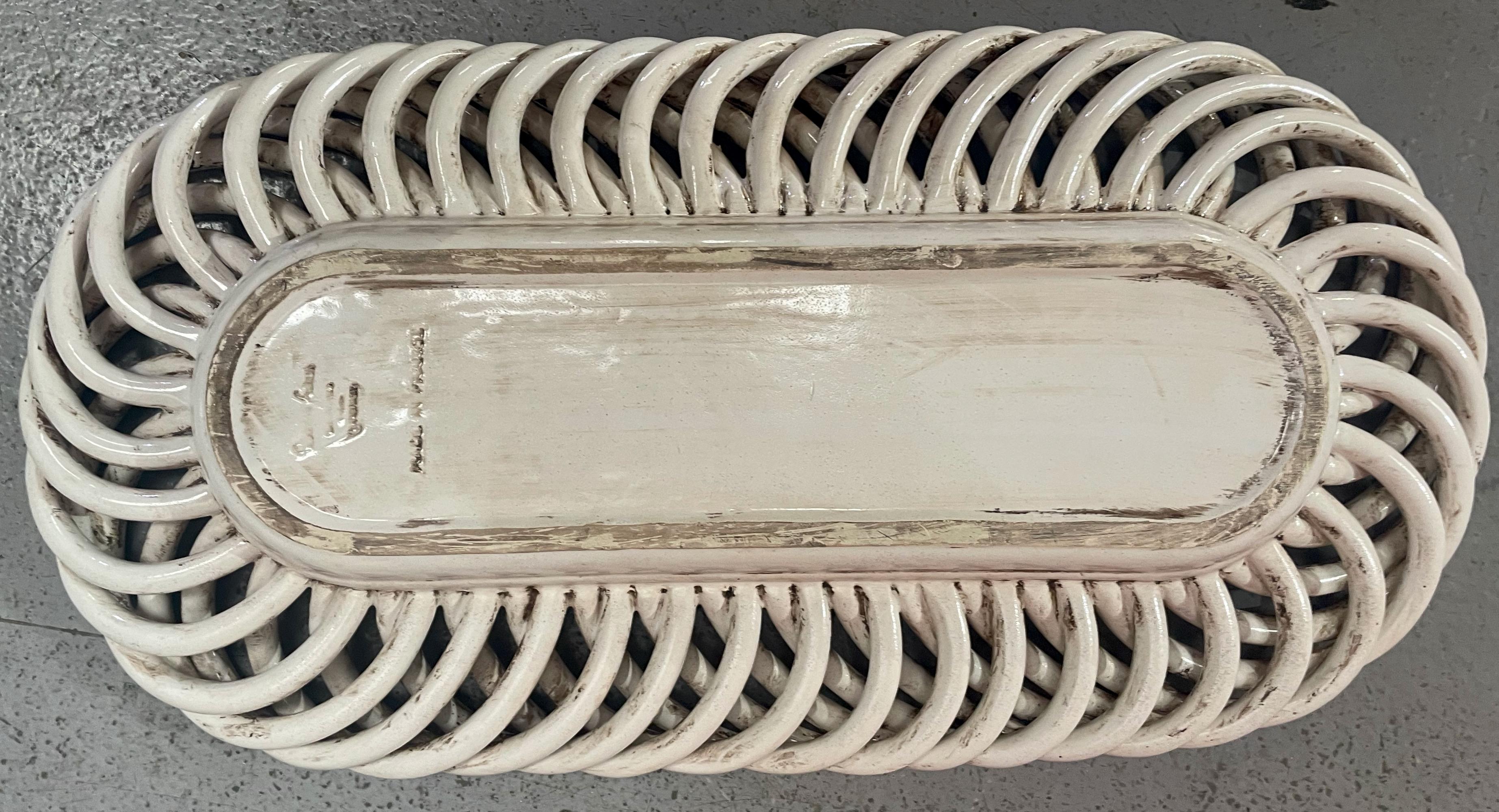 Mid-Century moderno Centrotavola francese di metà secolo in ceramica bianca cremosa, firma illeggibile in vendita