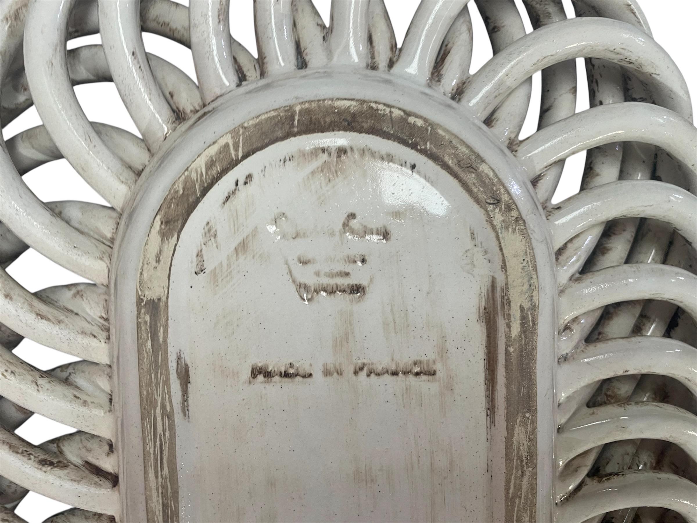 Ceramica Centrotavola francese di metà secolo in ceramica bianca cremosa, firma illeggibile in vendita