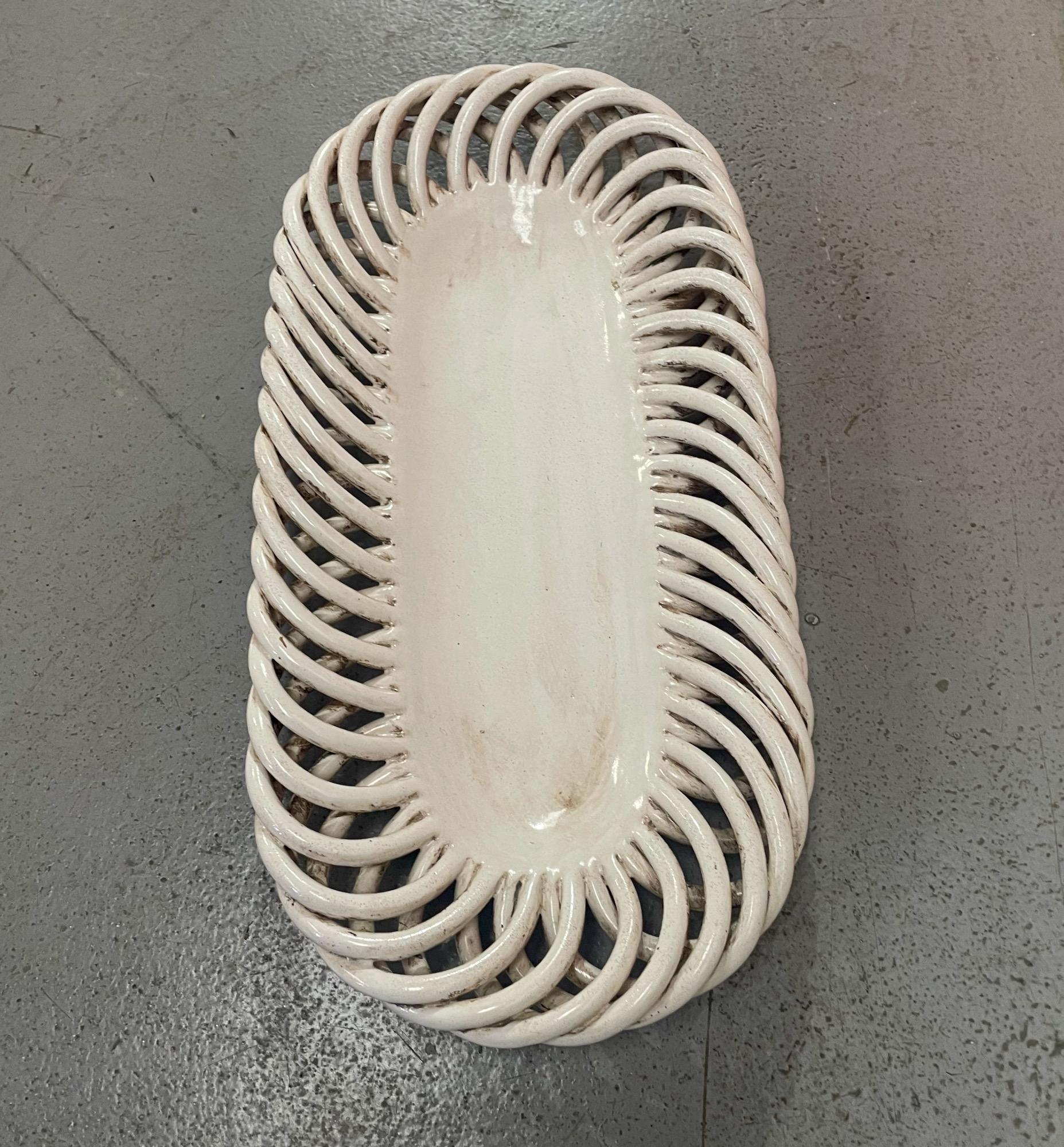 Centrotavola francese di metà secolo in ceramica bianca cremosa, firma illeggibile in vendita 1