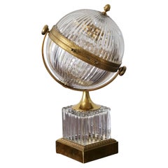 Mobile da liquore a globo in cristallo della metà del secolo scorso, vetro tagliato e ottone dorato, anni '60